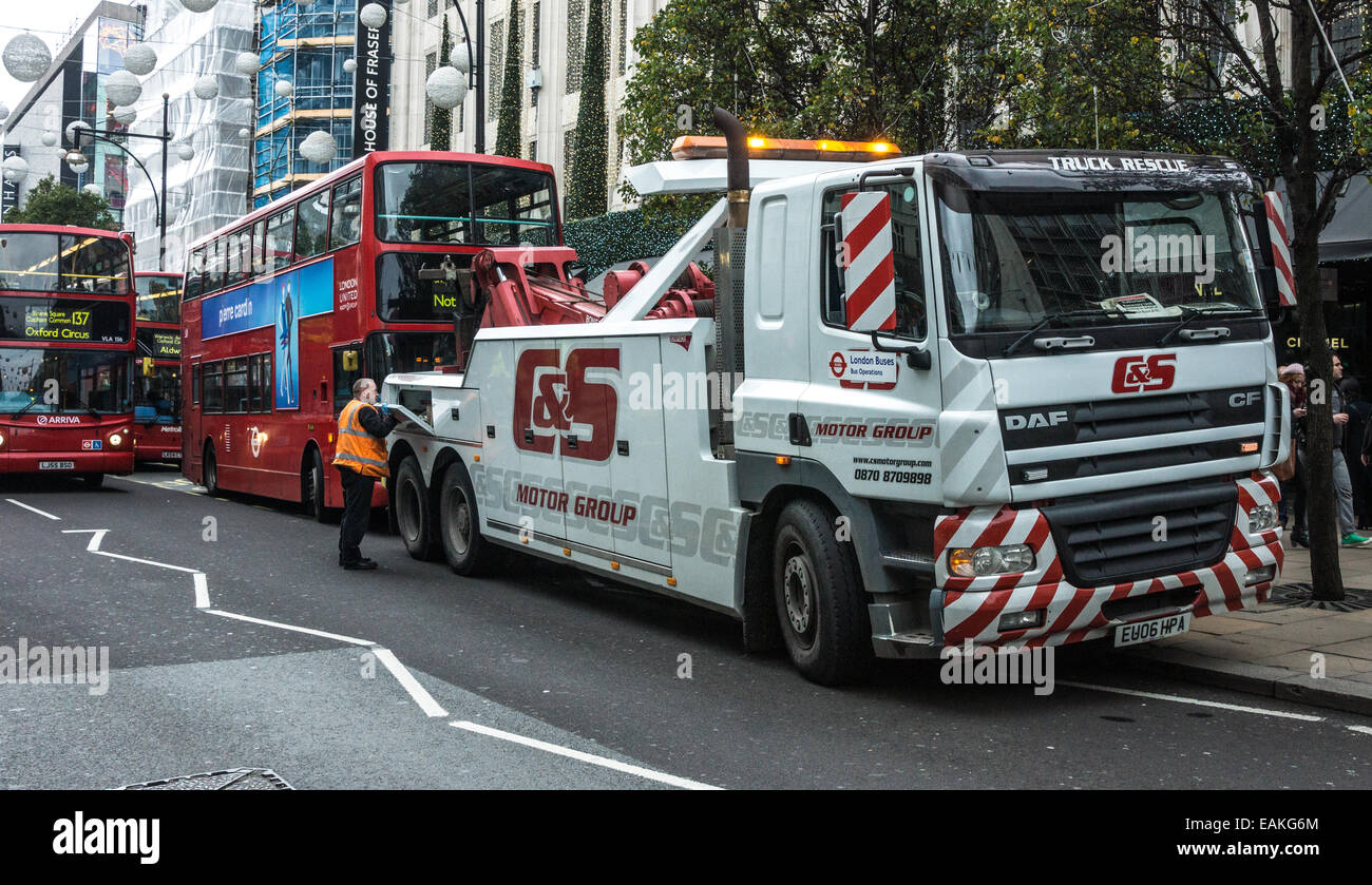 Bus auf Londons Oxford street aufgeschlüsselt Stockfoto