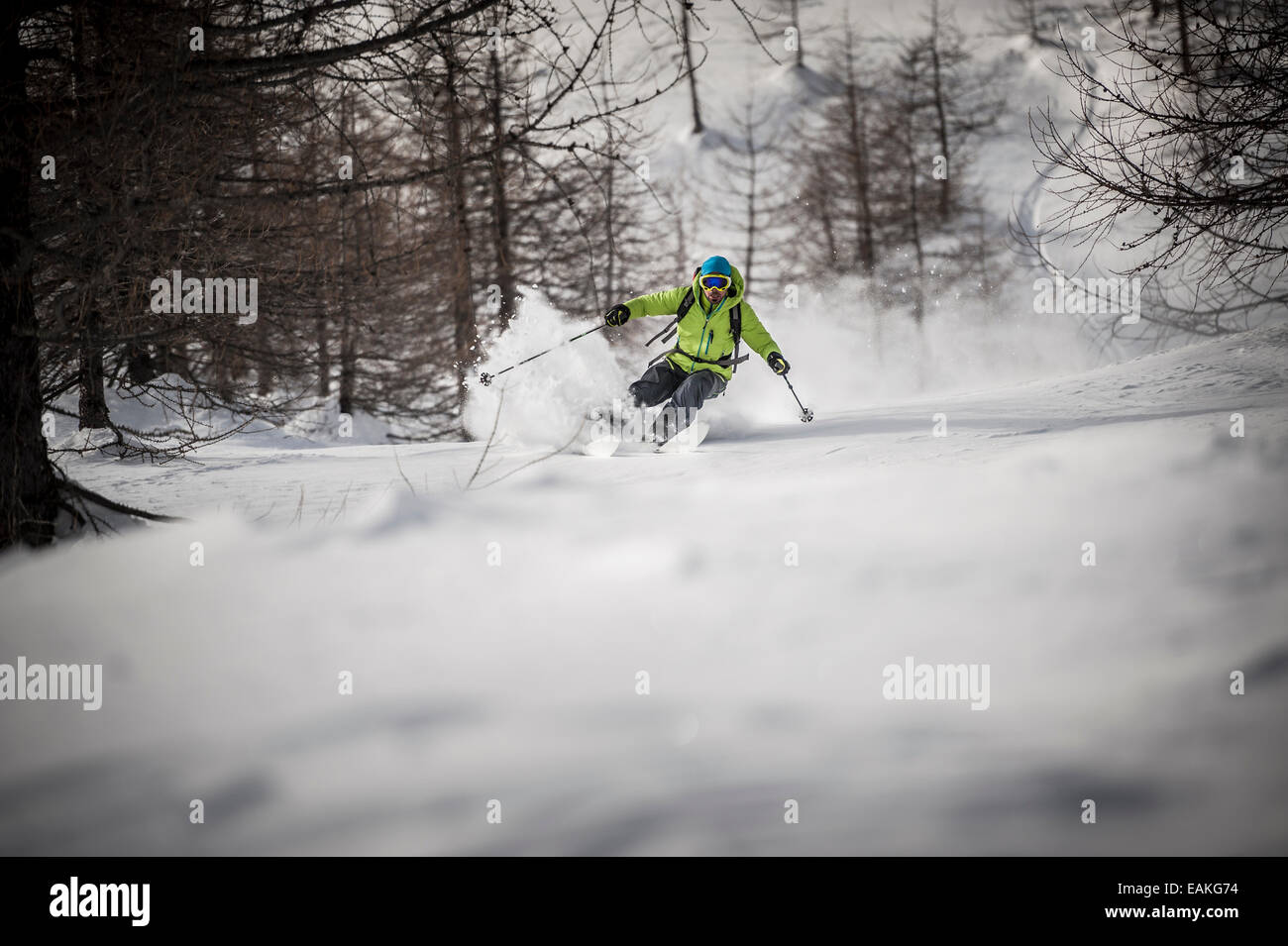 Backcountry Skifahrer hinunter einen Abhang in Devero, Ossola, Italien. Stockfoto
