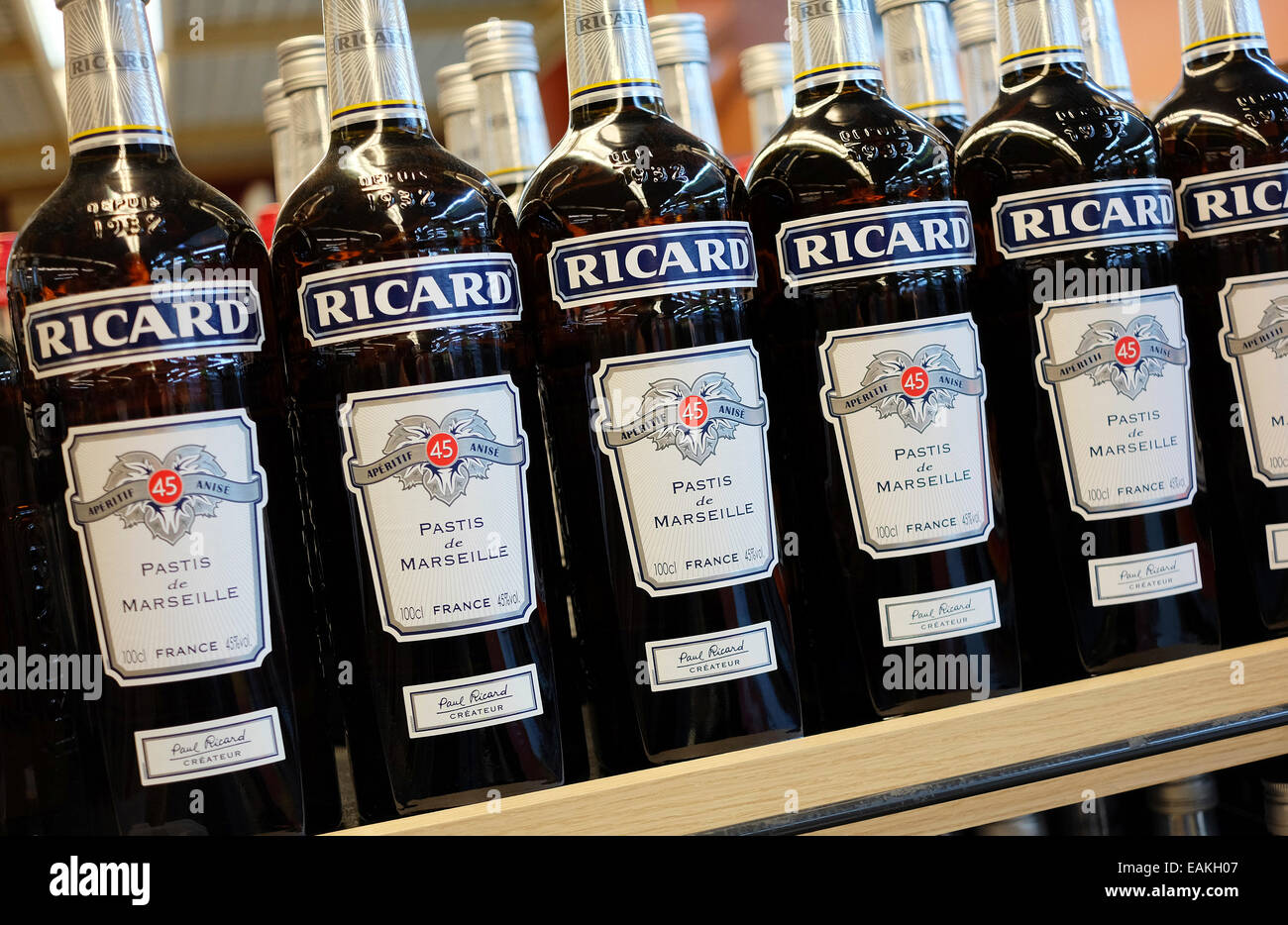 Ricard Pastis auf Französisch Supermarkt-Regal Stockfoto