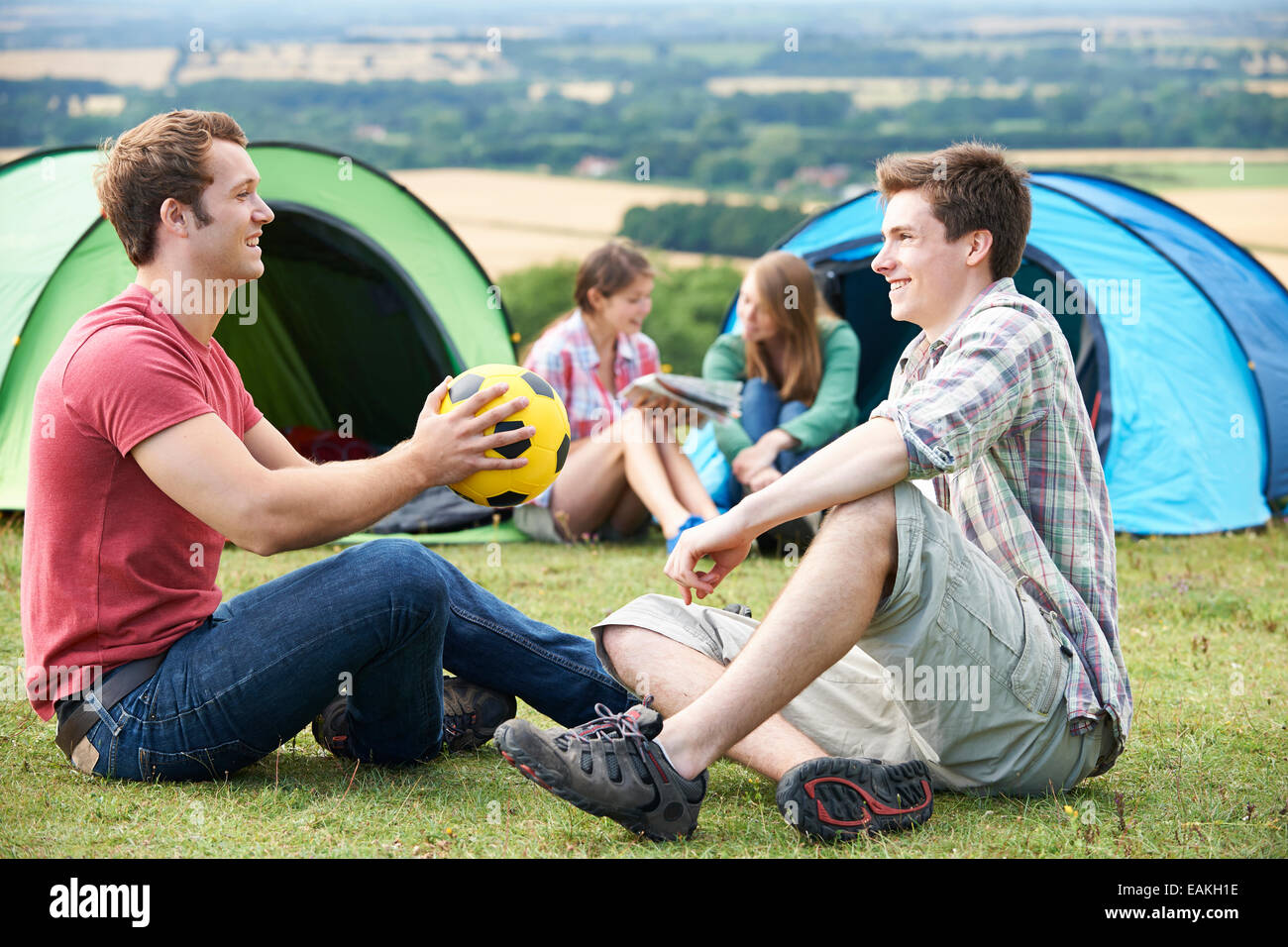 Gruppe junger Freunde Camping auf dem Land Stockfoto
