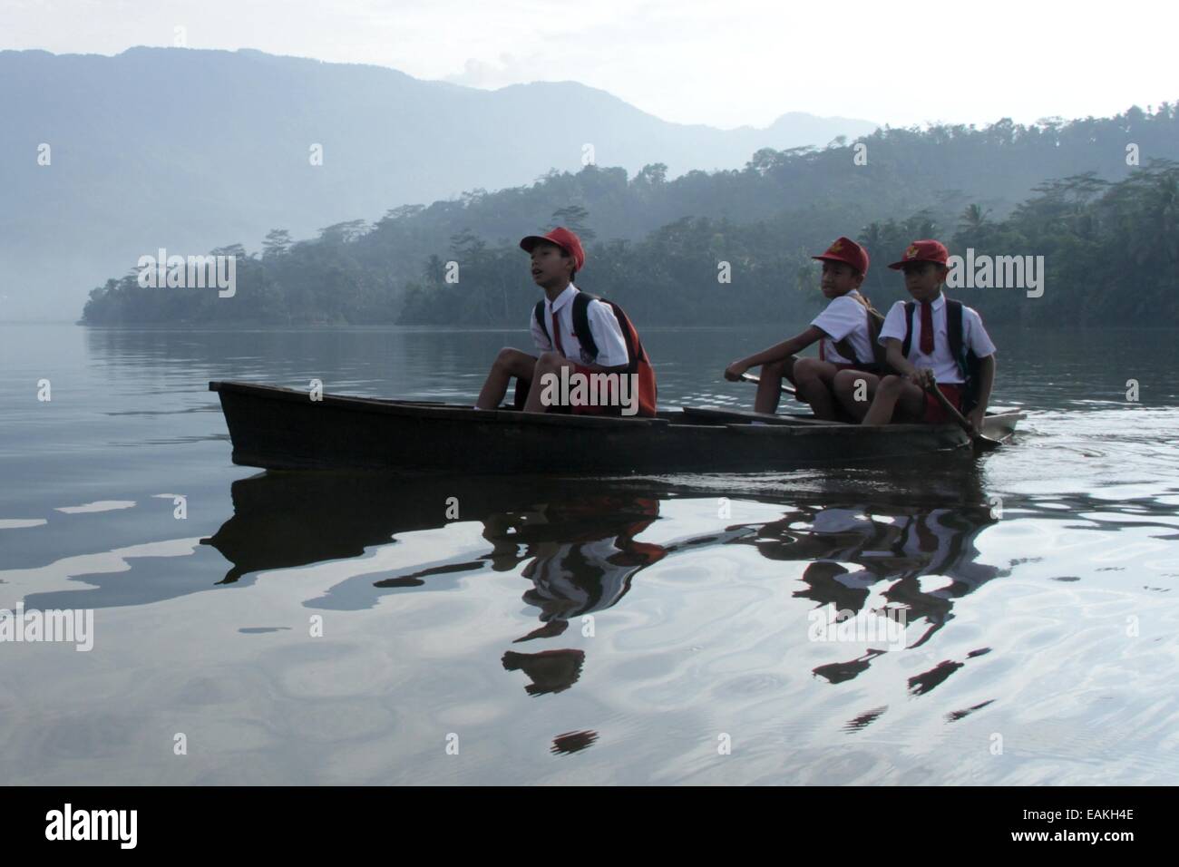 Brebes, Indonesien. 17. November 2014. Schüler nehmen ein Boot über Penjalin Stausee für die Schule in Brebes von Zentraljava, Indonesien, 17. November 2014 gehen. Bildnachweis: Nurul Imani/Xinhua/Alamy Live-Nachrichten Stockfoto