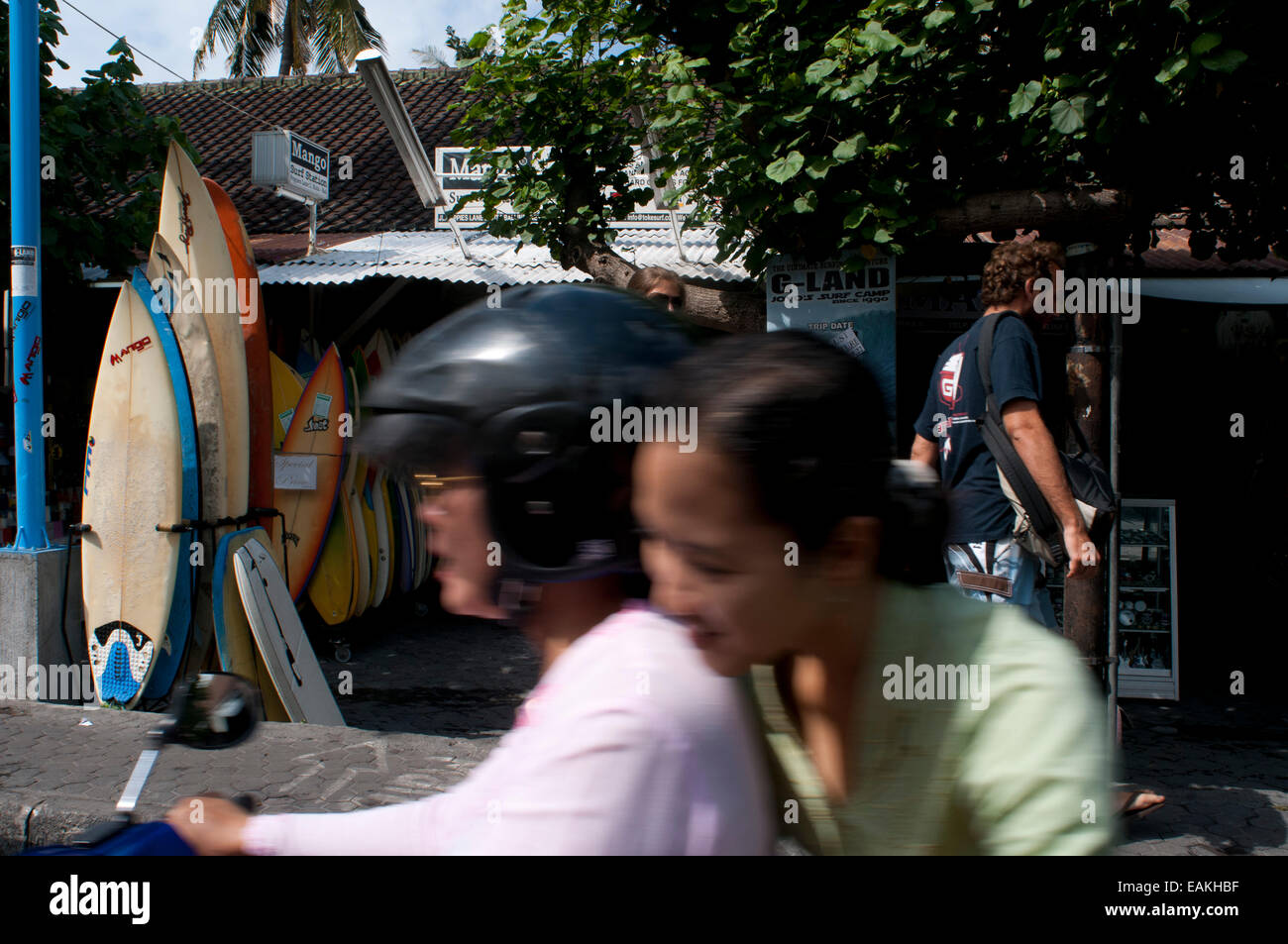 Straßen von Kuta. Surfbrett in den Straßen von Kuta Beach. Bali. Die meisten der Südküste Lomboks bieten Surf-suchende anspruchsvolle Welle Stockfoto