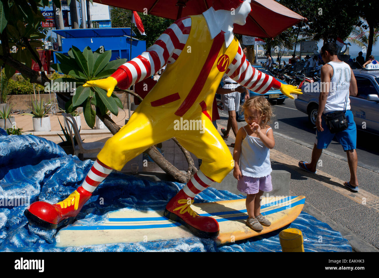 Schneemann-Surfer Mc Donalds auf dem Weg vom Strand von Kuta. Bali. McDonalds Restaurant, Surfen Ronald McDonald Statue, Surfer Stockfoto