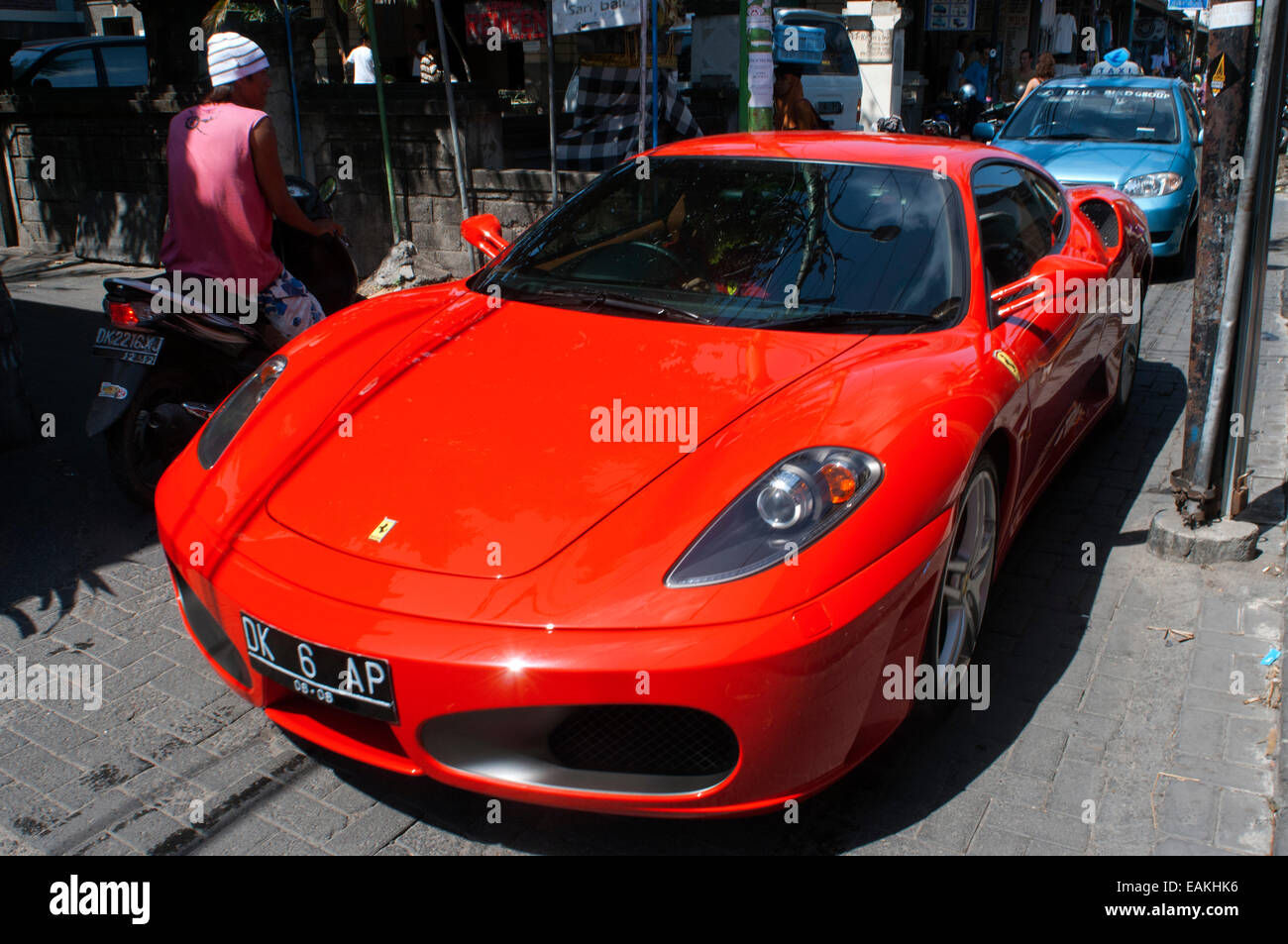 Roten Porsche Lamborghini in Kuta Street. Bali. Indonesien. Automobili Lamborghini s.p.a. ist eine italienische Marke und Hersteller Stockfoto