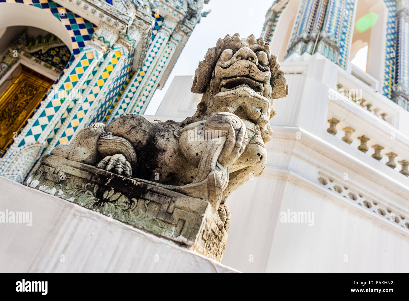 Chinesischer Hund oder Löwe Skulptur im Wat Phra Kaeo, der Tempel des Smaragd-Buddha, Bangkok, Thailand. Stockfoto