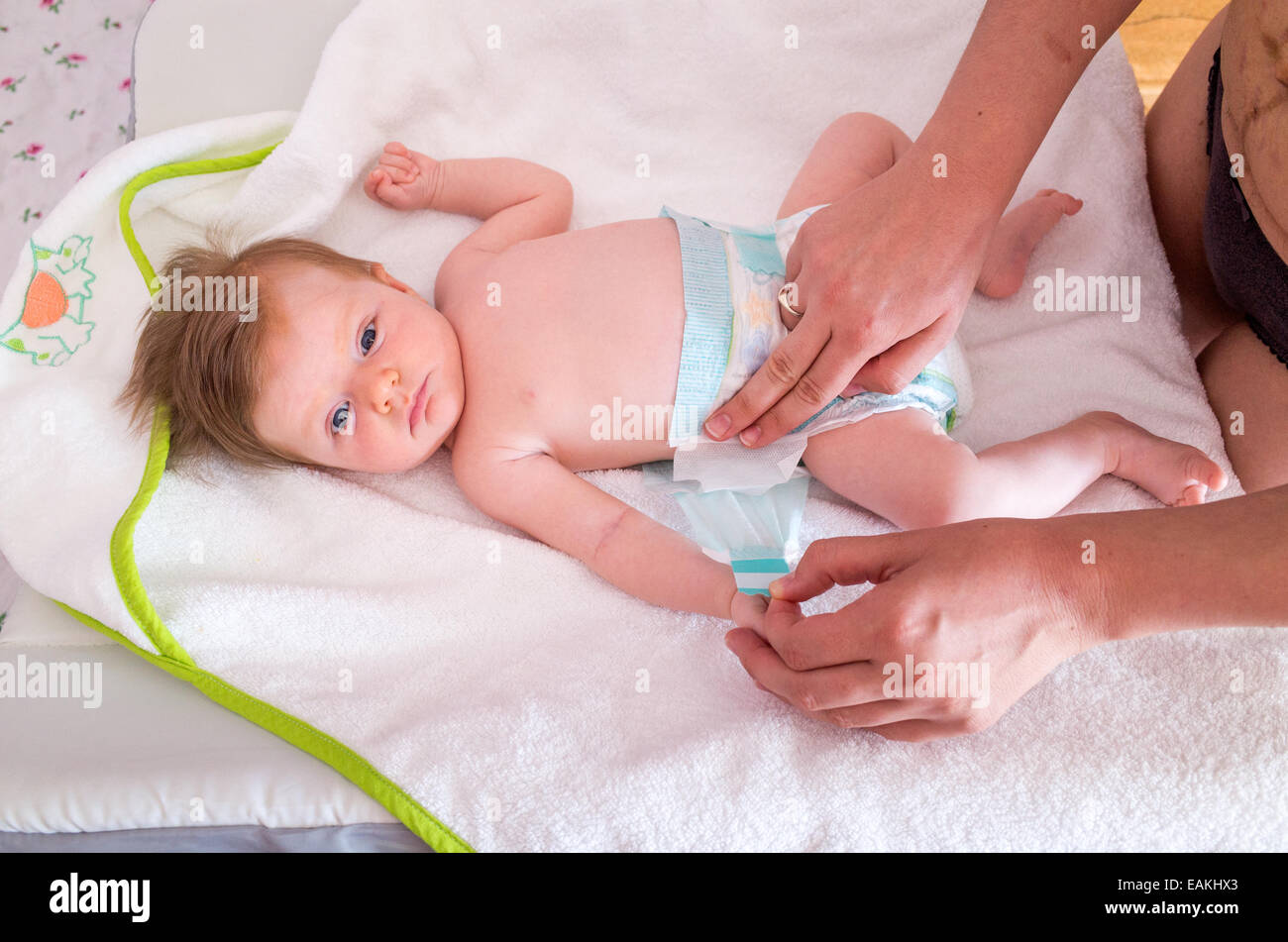 Ändern Windel auf ein acht Wochen altes Baby Mädchen Stockfoto