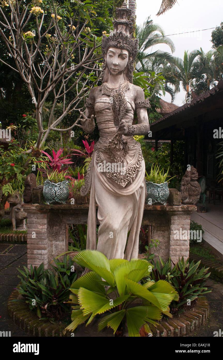 Wasser-Garten mit Blumen auf dem Gelände MUSEUM PURI LUKISAN - UBUD, BALI. Geheime Wassergarten Ubud, Bali. Tirta Gangga r Stockfoto