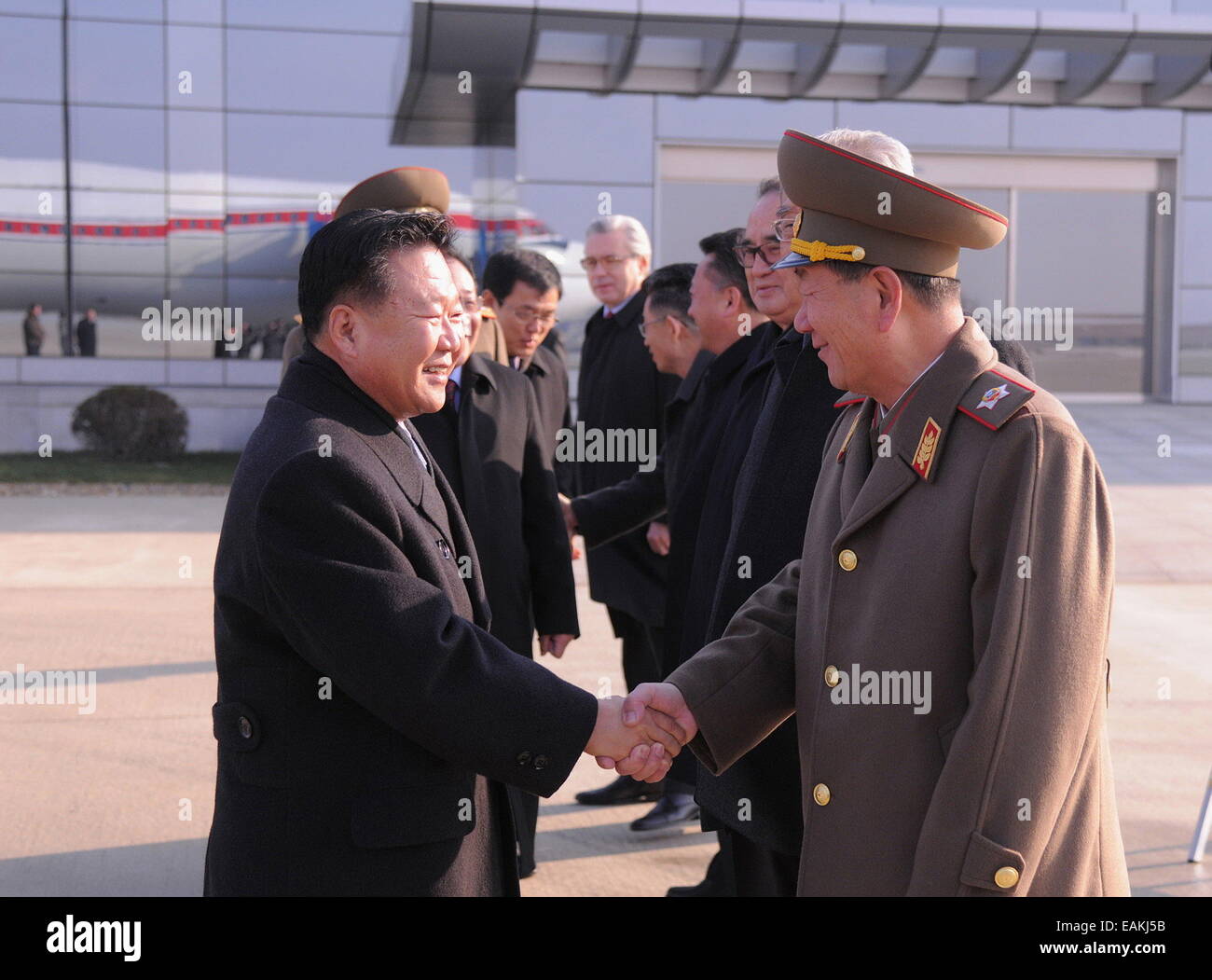 Pjöngjang, Nordkorea. 17. November 2014. Foto zur Verfügung gestellt von Korean Central News Agency (KCNA) auf Nov. 17, 2014 Choe Ryong Hae (vorne L), Mitglied des Präsidiums des Politbüros und Sekretär des Zentralkomitees der Workers' Party von Korea (WPK), zeigt Pyongyang am Montag verlassen, von einem speziellen Flugzeug, Russland als Sondergesandter des obersten Führers Kim Jong-Un zu besuchen. © KCNA/Xinhua/Alamy Live-Nachrichten Stockfoto