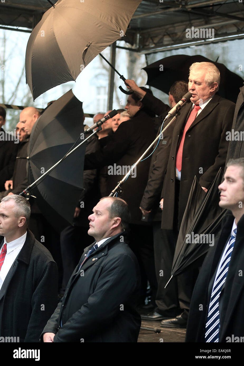 Prag, Tschechische Republik. 17. November 2014. Sicherheitspersonal schützen die Staatspräsidenten von Eiern und Tomaten, die darauf abzielen, den tschechischen Präsidenten, Milos Zeman (R), während der Zeremonie für die Enthüllung der Gedenktafel zum 25. Jahrestag der Samtenen Revolution in Prag, Tschechische Republik, 17. November 2014. Das deutsche Staatsoberhaupt nimmt Teil an einem Treffen mit dem Präsidenten der Visegrad-Staaten anlässlich des 25-jährigen Jubiläums der friedlichen Revolution. Foto: WOLFGANG KUMM/Dpa/Alamy Live News Stockfoto