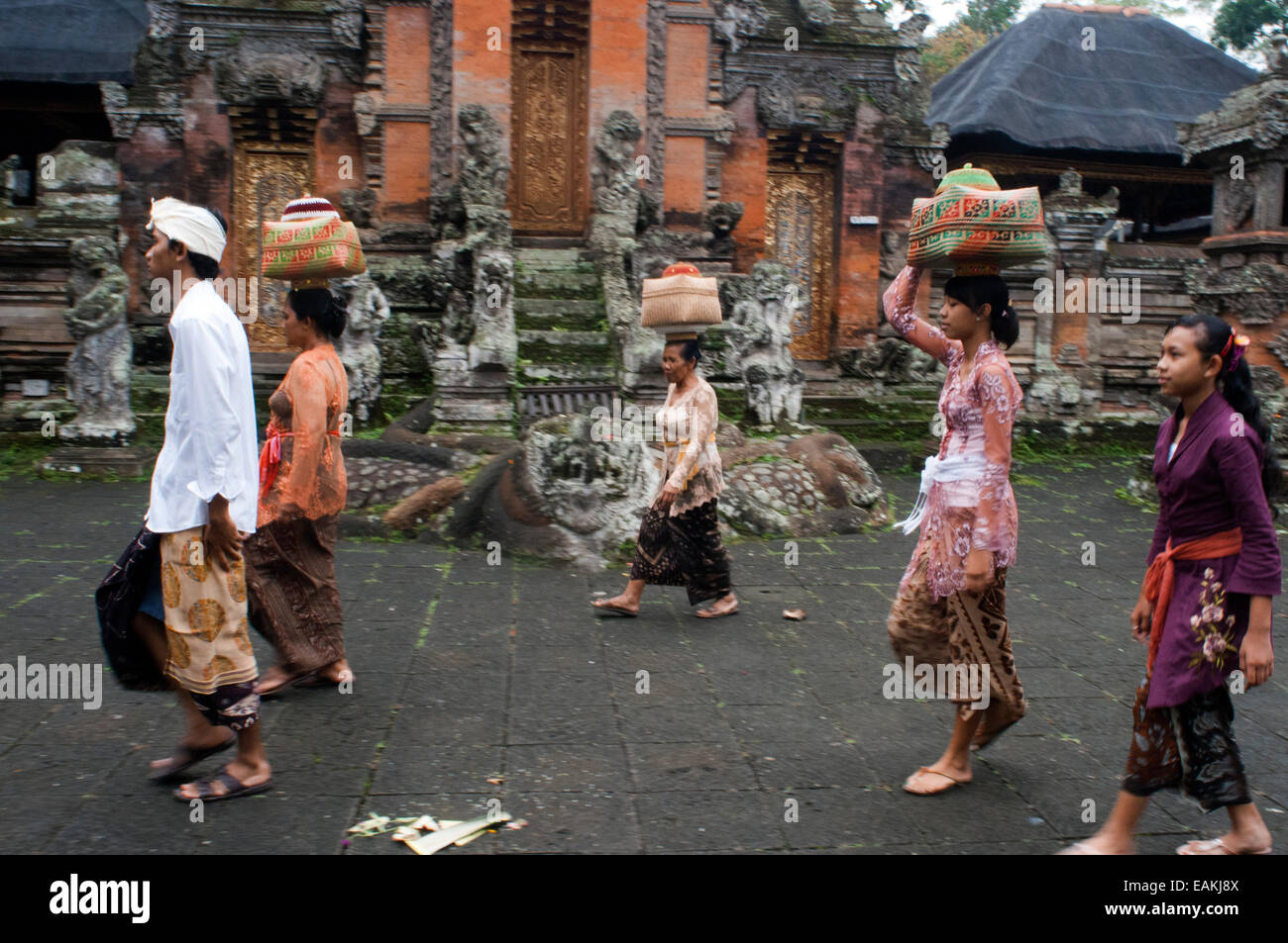 Eine balinesische Familie betet zu PURA TIRTA EMPUL ein Hindu-Tempel Komplex und kalten Quellen - TAMPAKSIRING, BALI, Indonesien. Mehrere Menschen Stockfoto