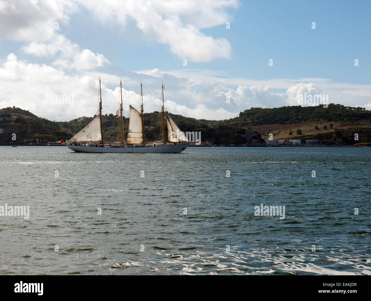 Segelboot auf den Fluss Tejo (Tejo), Lissabon, Portugal Stockfoto