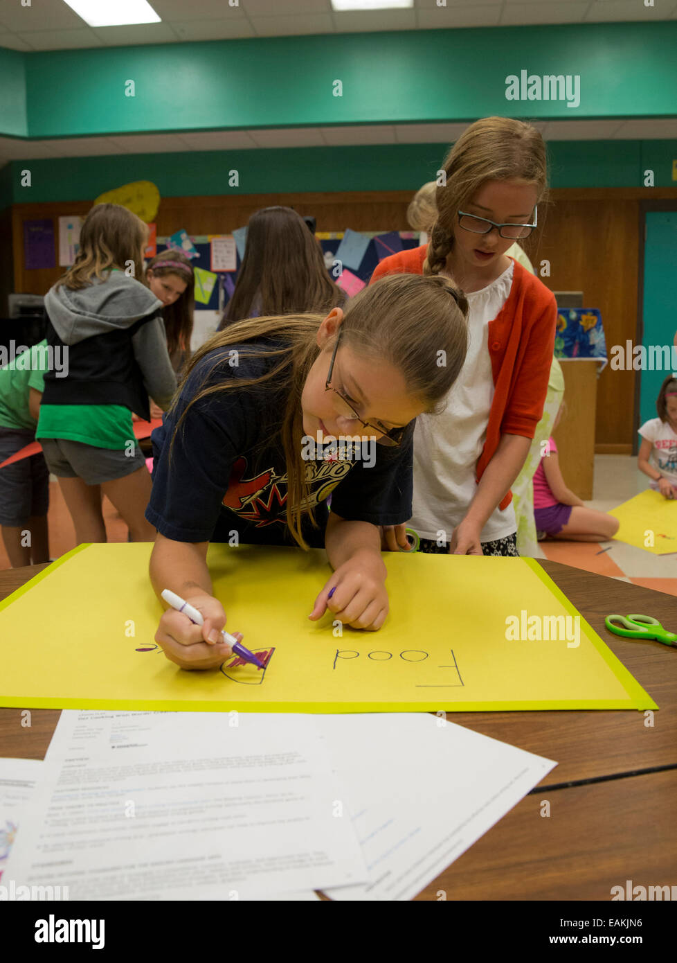 Fünfte Klasse Schüler und Mitglieder des Vereins Führung an der Texas Elementary School, bereiten Sie Plakate und Schilder für Lebensmittel-Laufwerk Stockfoto
