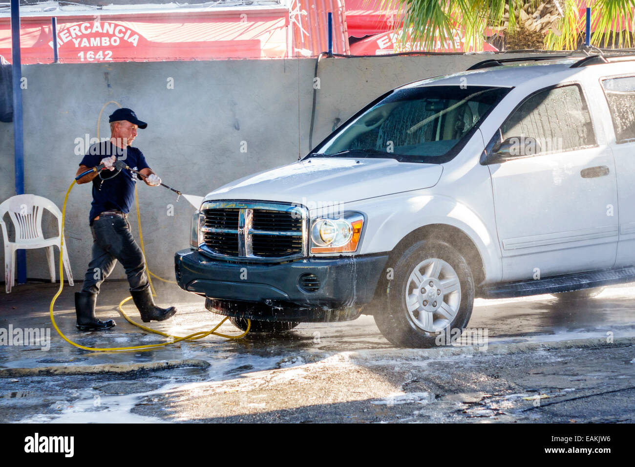 Miami Florida, Little Havana, Autowäsche, hispanischer Mann Männer männlich, arbeiten, arbeiten, waschen, reinigen, High-Power-Waschdüse, SUV, FL141101126 Stockfoto