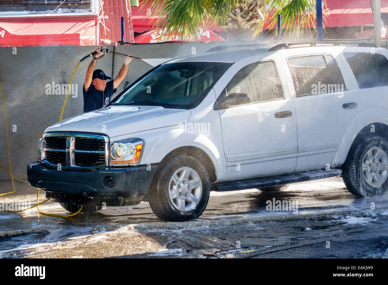 Miami Florida, Little Havana, Autowäsche, Hispanic Latino ethnische Einwanderer Minderheit, Erwachsene Erwachsene Männer Männer männlich, arbeiten, arbeiten, waschen, cl Stockfoto