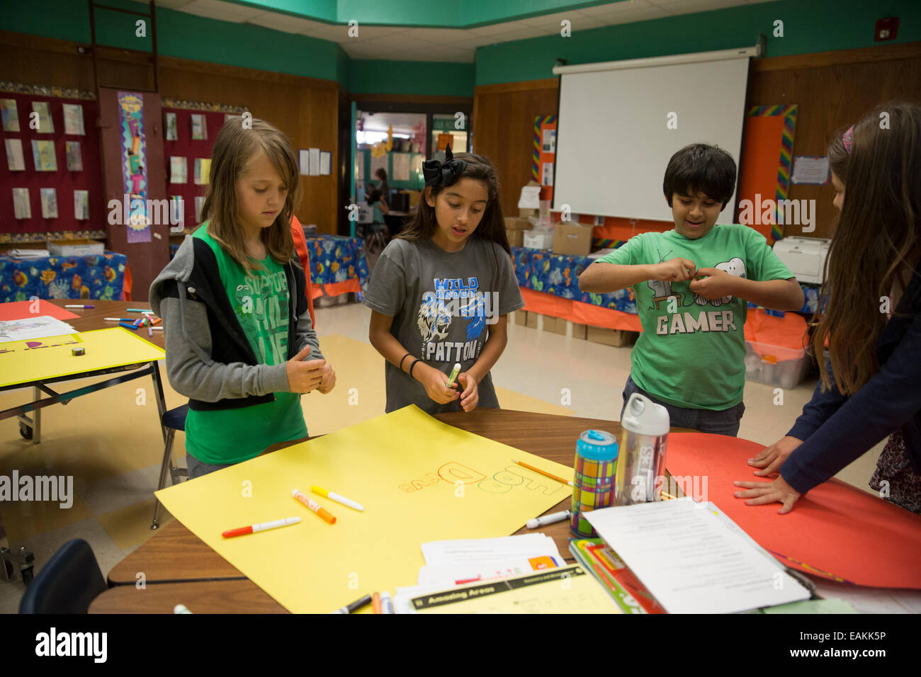 Fünfte Klasse Schüler und Mitglieder des Vereins Führung an der Texas Elementary School, bereiten Sie Plakate und Schilder für Lebensmittel-Laufwerk Stockfoto