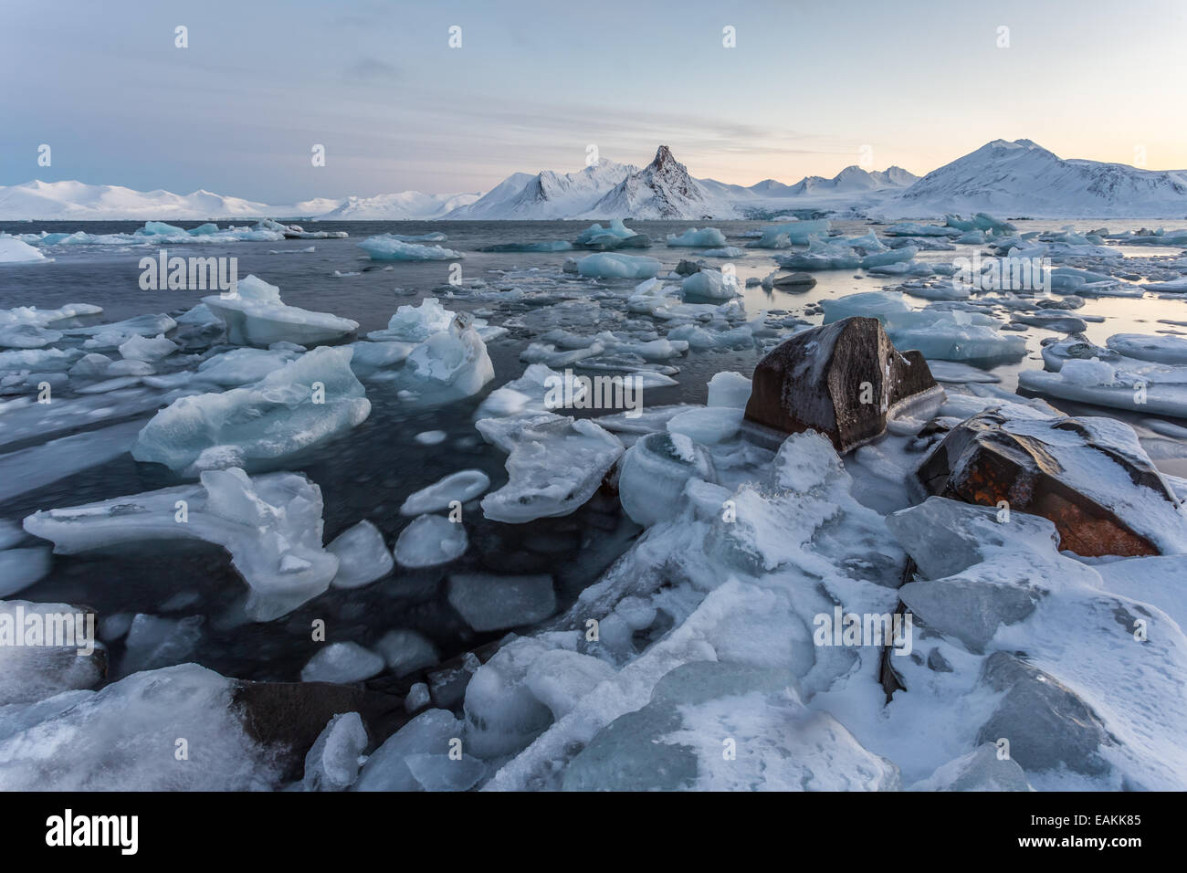 Arktische Landschaft - Eis, Meer, Berge, Gletscher - Spitzbergen, Svalbard Stockfoto