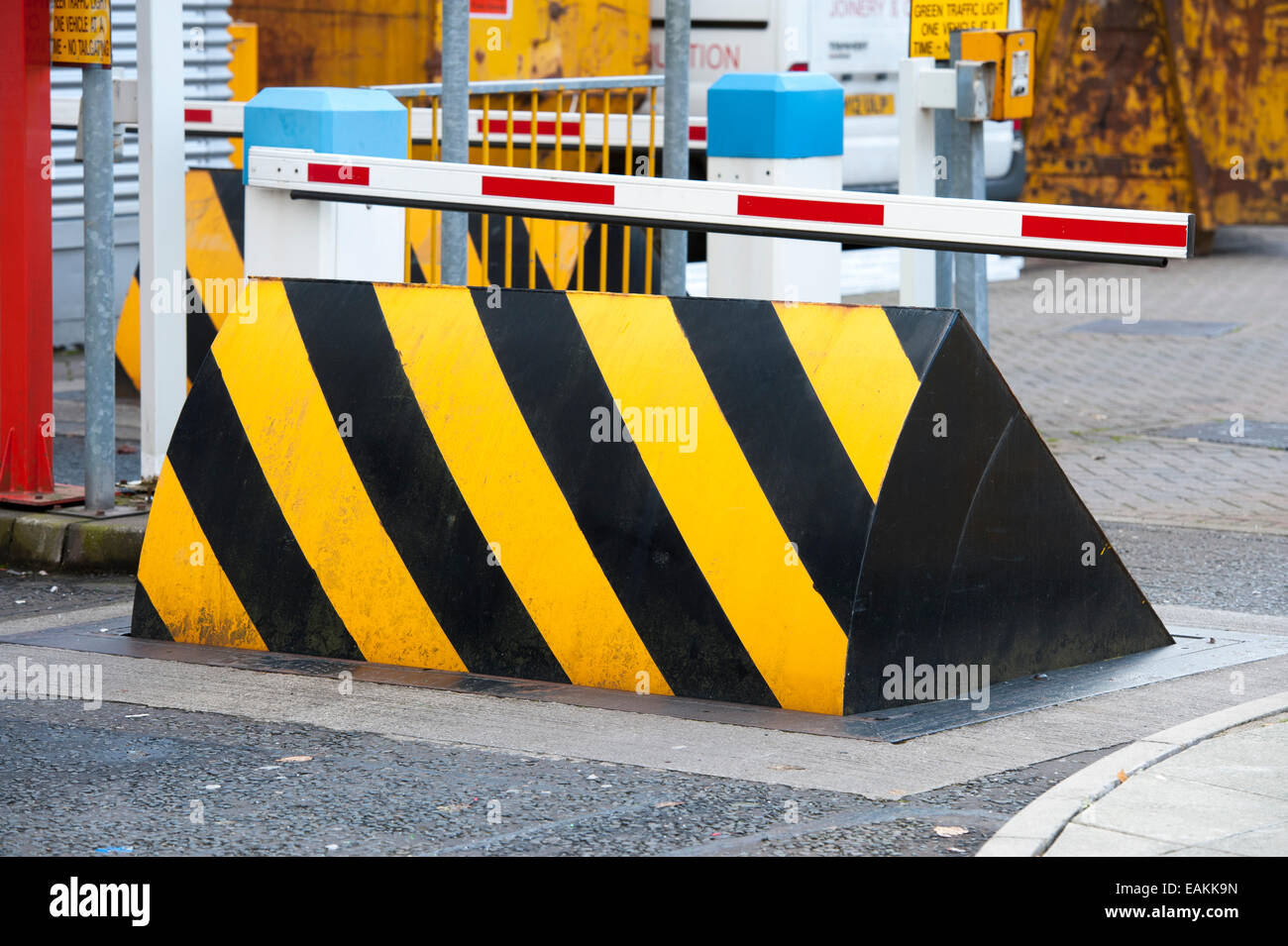 hydraulische Anti-Terror-Straße Blocker Sicherheitsbarriere auch bekannt als steigende Schritte oder steigende kerb Stockfoto