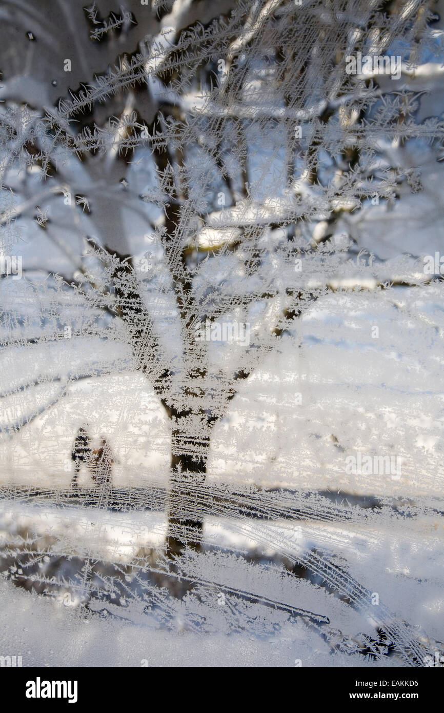 verschneiten Ort gesehen, aus einem Fenster in Selb, Deutschland. Stockfoto
