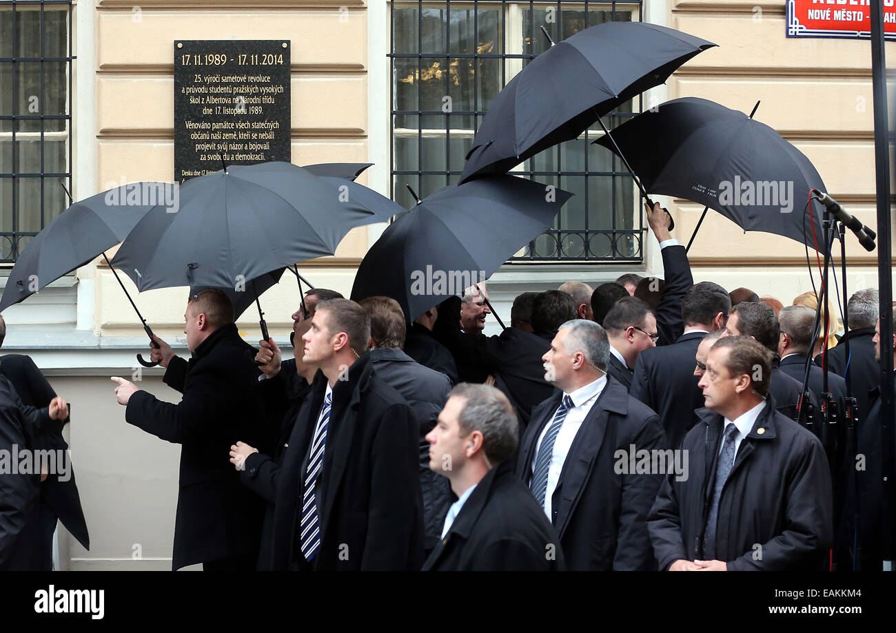 Prag, Tschechische Republik. 17. November 2014. Sicherheitspersonal schützen die Staatspräsidenten von Eiern und Tomaten, während der Zeremonie für die Enthüllung der Gedenktafel zum 25. Jahrestag der Samtenen Revolution in Prag, Tschechische Republik, 17. November 2014 geworfen. Das deutsche Staatsoberhaupt nimmt Teil an einem Treffen mit dem Präsidenten der Visegrad-Staaten anlässlich des 25-jährigen Jubiläums der friedlichen Revolution. Foto: WOLFGANG KUMM/Dpa/Alamy Live News Stockfoto