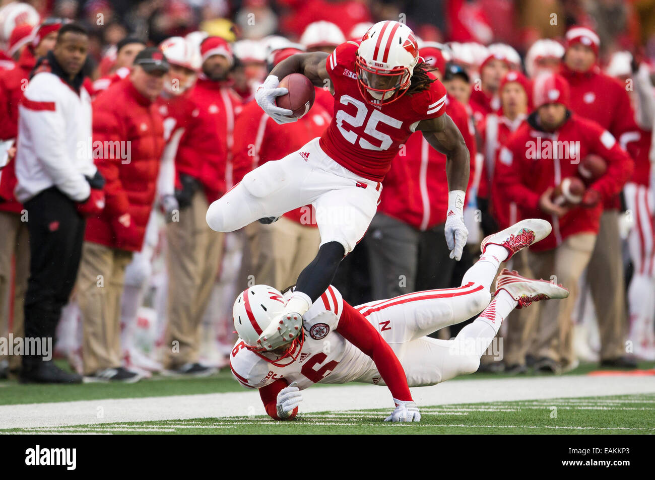 15. November 2014: Wisconsin Badgers Runningback Melvin Gordon #25 springt über Nebraska Cornhuskers Sicherheit Corey Cooper #6 auf dem Weg zu einem 62-Yard-Touchdown laufen während der NCAA Football-Spiel zwischen die Nebraska Cornhuskers und die Wisconsin Badgers im Camp Randall Stadium in Madison, Wisconsin. Wisconsin besiegte Nebraska 59-24. John Fisher/CSM Stockfoto