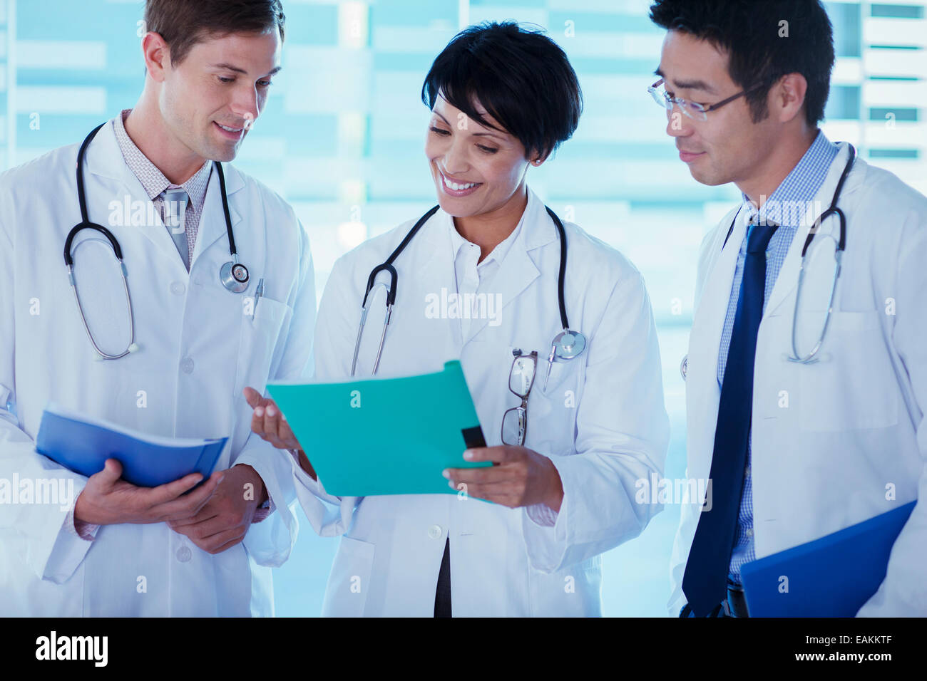 Ärzte, die Diskussion über die Behandlung der Patienten Stockfoto