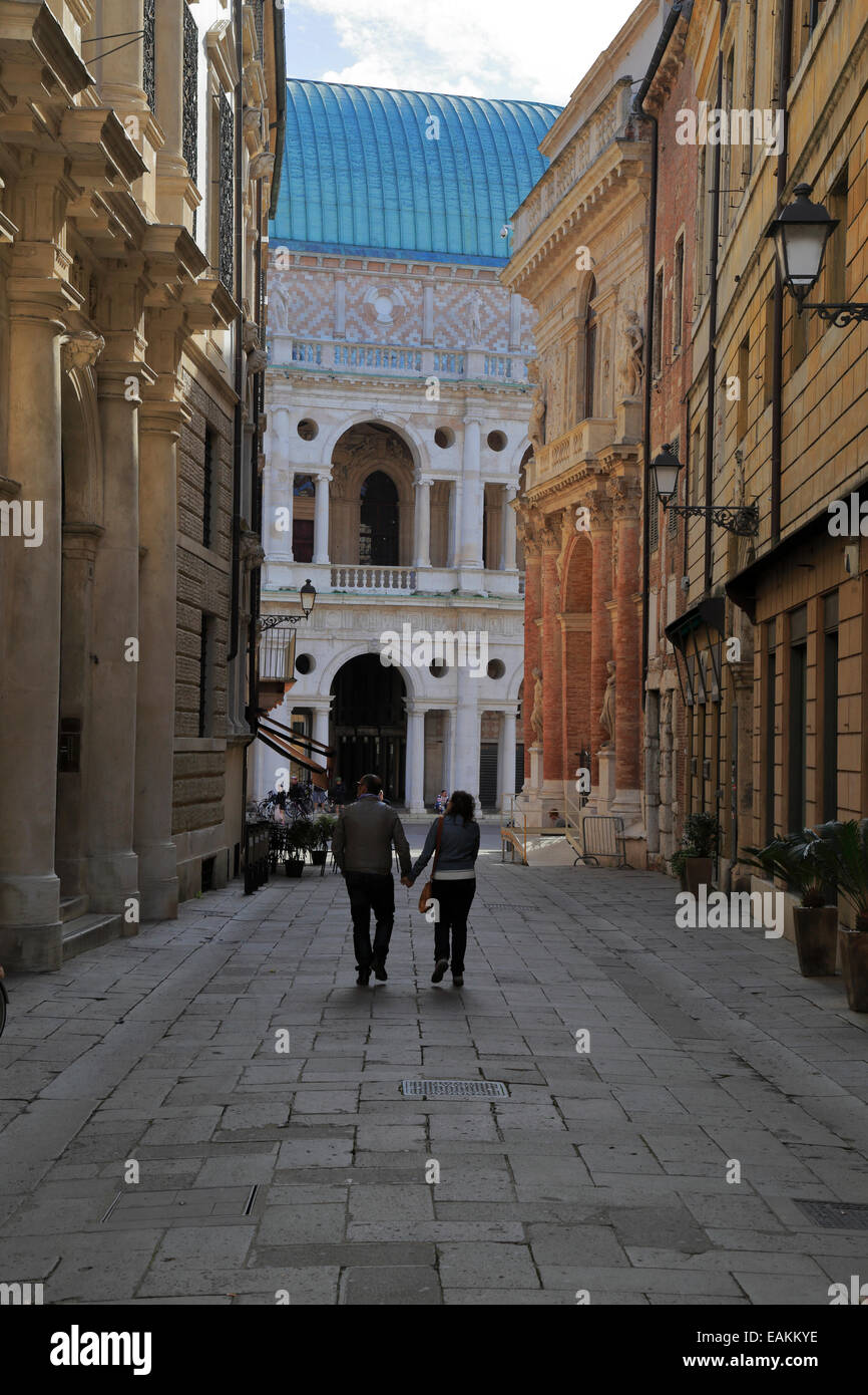 Ein paar Hand in Hand entlang einer Straße zur Basilika Palladiana, Vicenza, Venetien. Stockfoto