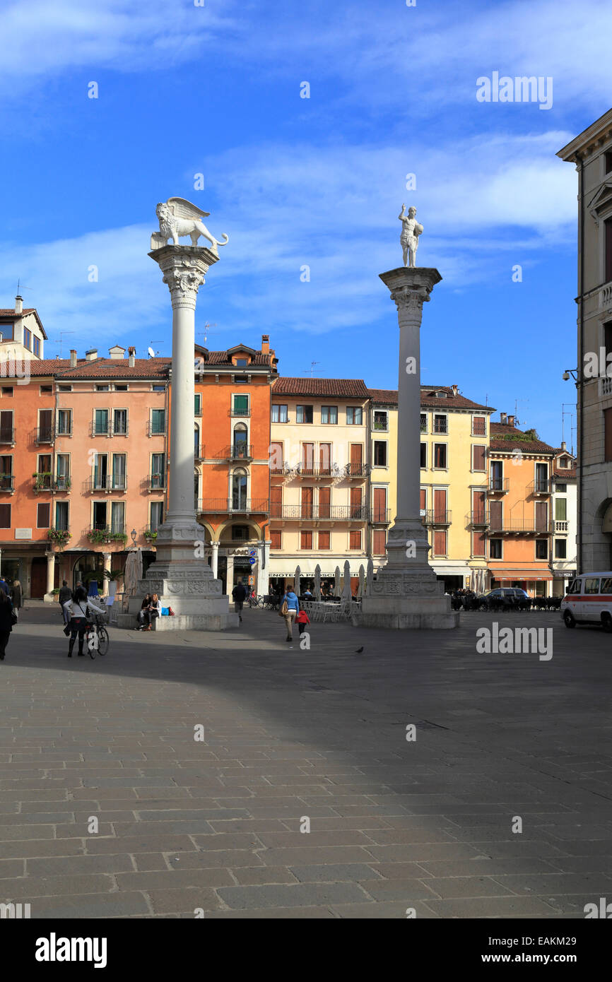 Spalten mit der geflügelte Löwe von St. Markus und der Erlöser in Piazza dei Signori, Vicenza, Italien, Region Venetien. Stockfoto