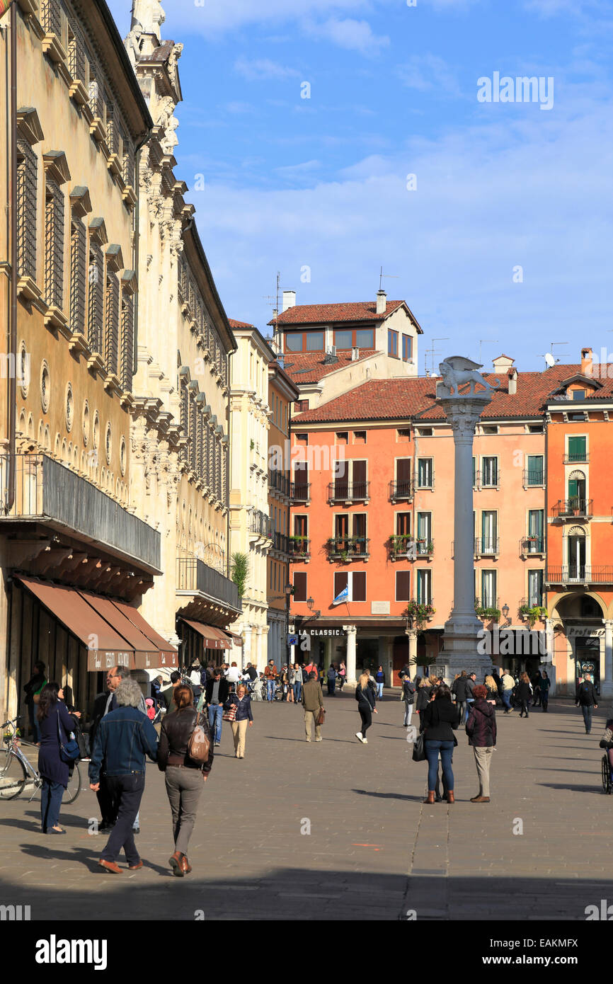 Touristen in Piazza dei Signori, Vicenza, Italien, Region Venetien. Stockfoto