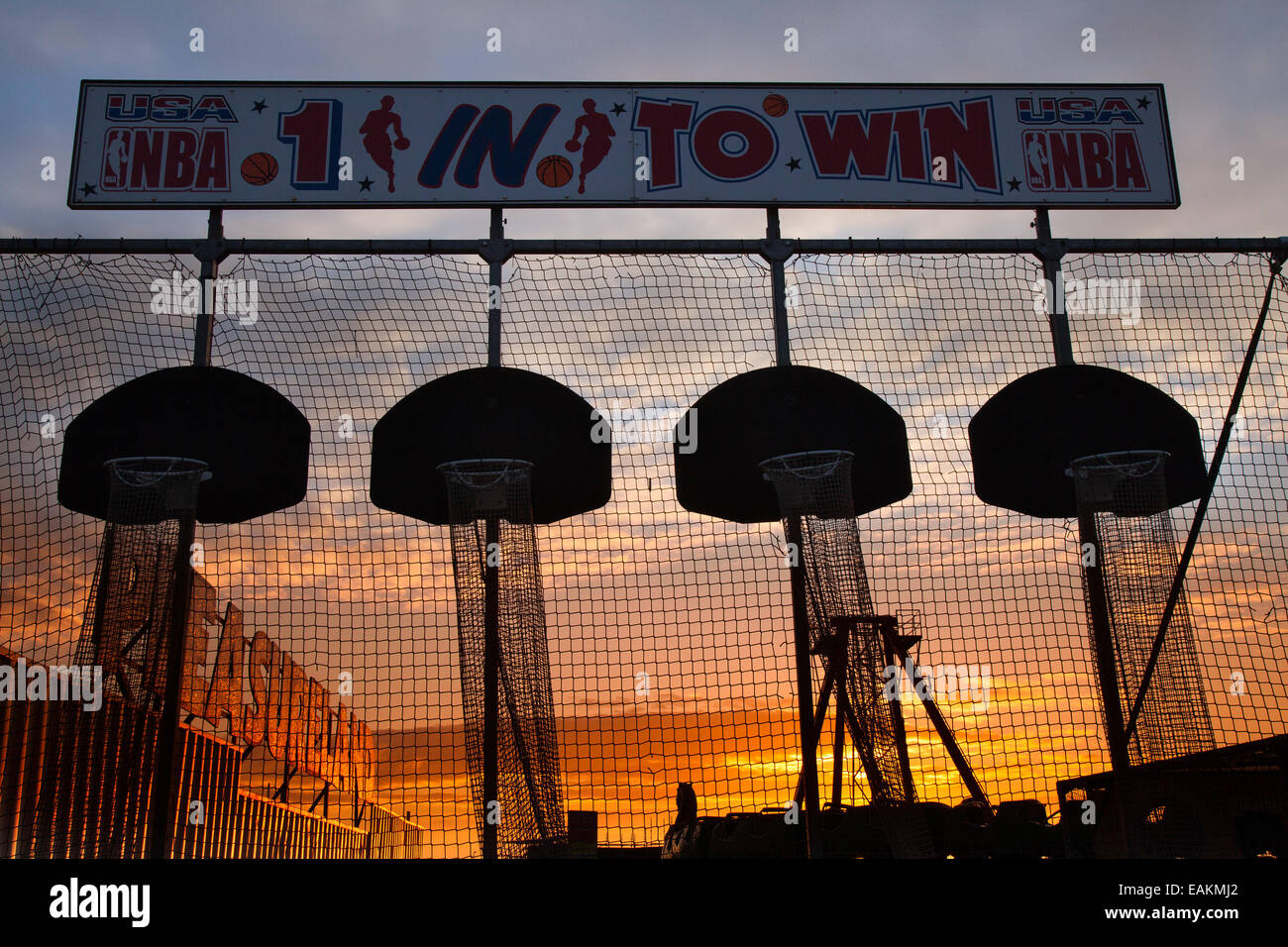 Southport, Merseyside, UK. 17. November 2014. UK Wetter. Feine Ende an den Tag über der Nord-West Coast. Die saisonalen Ausrüstung in Pleasureland verwendet wird nun für die Lagerung, Reparaturen, Malerarbeiten demontiert und im Servicefall. Der Park ursprünglich betrieben von 1912 bis 2006 in den Besitz der Blackpool Pleasure Beach. Im Jahr 2007 wurde der Park wieder in den Besitz von Herrn Norman Wallis eröffnet. Stockfoto