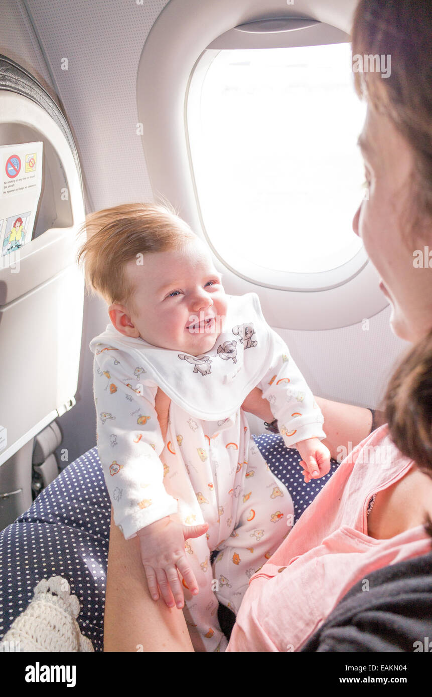 Reisen in einem Flugzeug mit ein zwei Monate altes Babymädchen Stockfoto