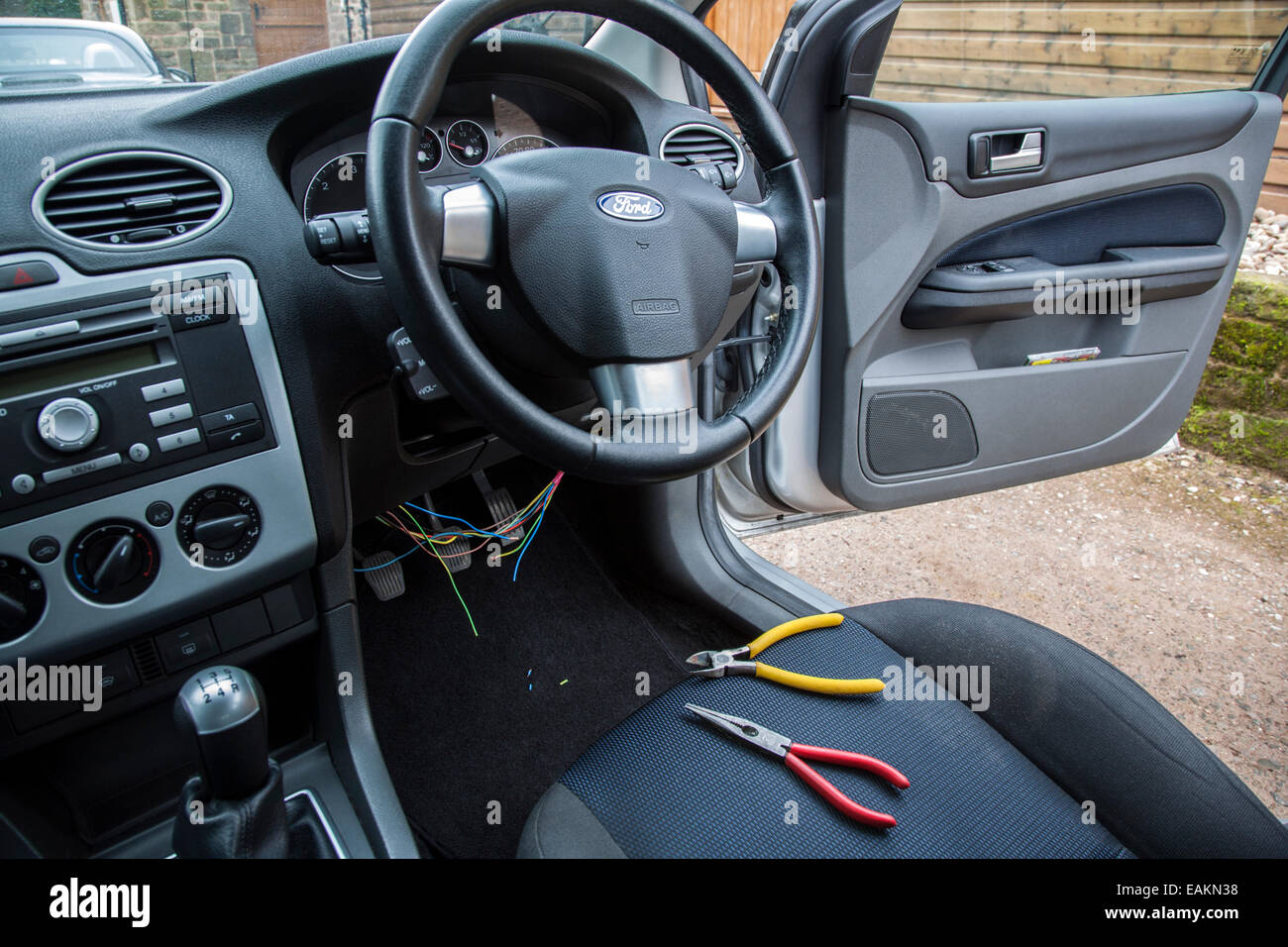 Schneiden Sie die Zündkabel im Armaturenbrett eines Autos. Stockfoto