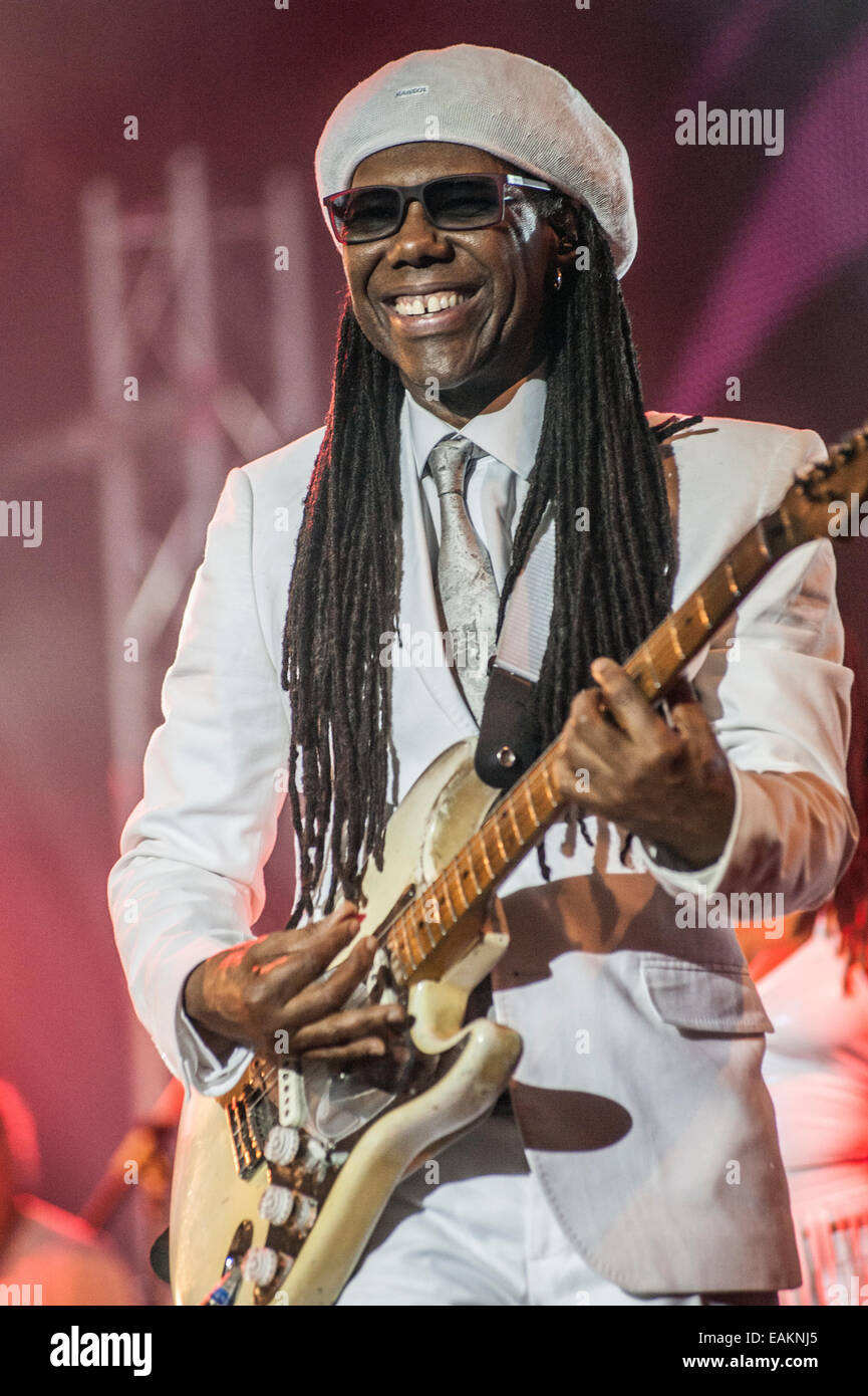 CHIC mit lächelnd Nile Rodgers mit Gitarre und Sonnenbrillen auf einem live-Konzert auf unbekannte Festival, Rovinj, Kroatien, 2014. Stockfoto
