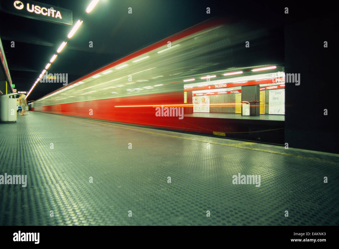 Italien, Lombardei, Mailand, U-Bahn-Bahnsteig Stockfoto
