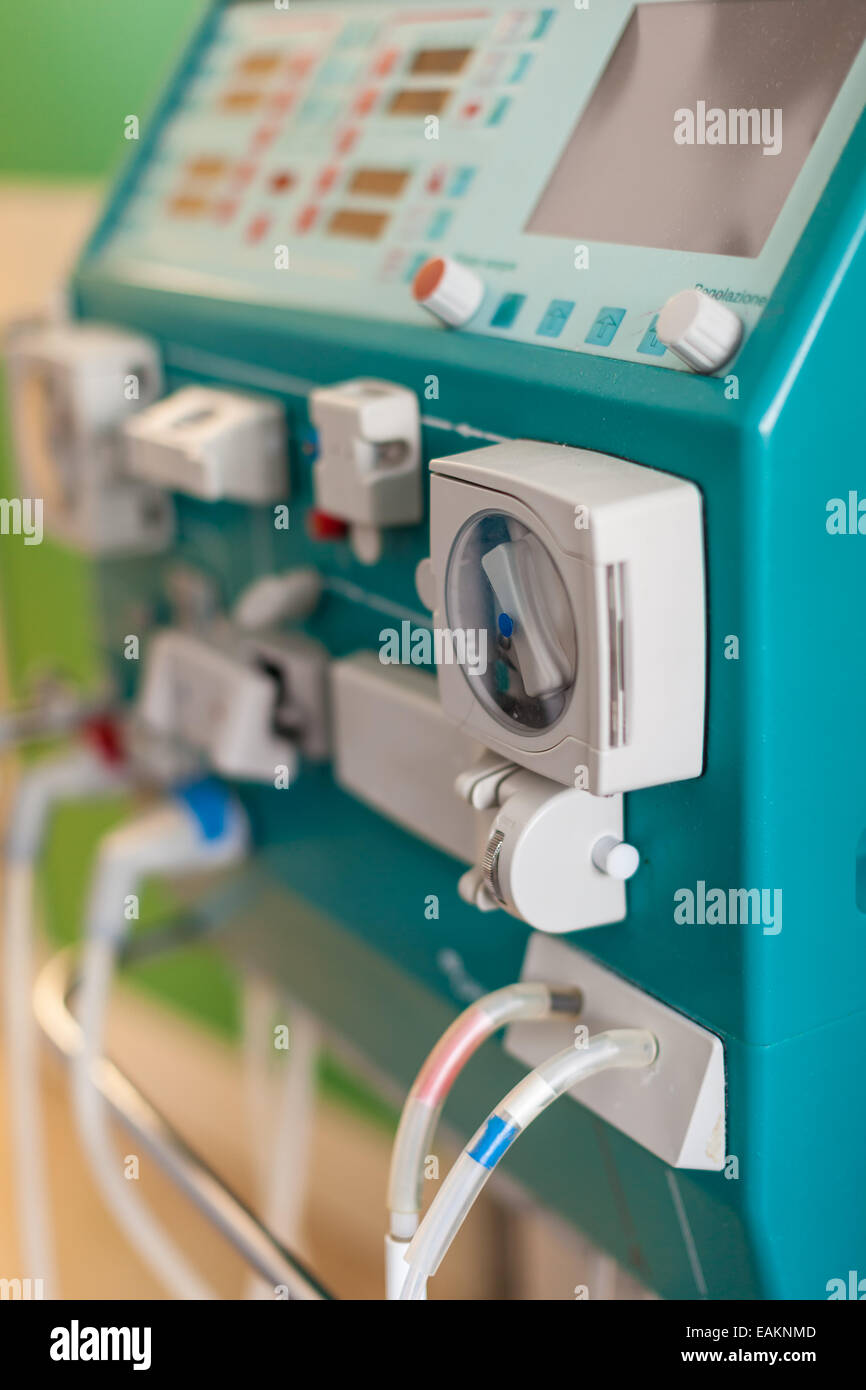 Dialysator oder Hämodialyse Maschine in einer Krankenstation Stockfoto