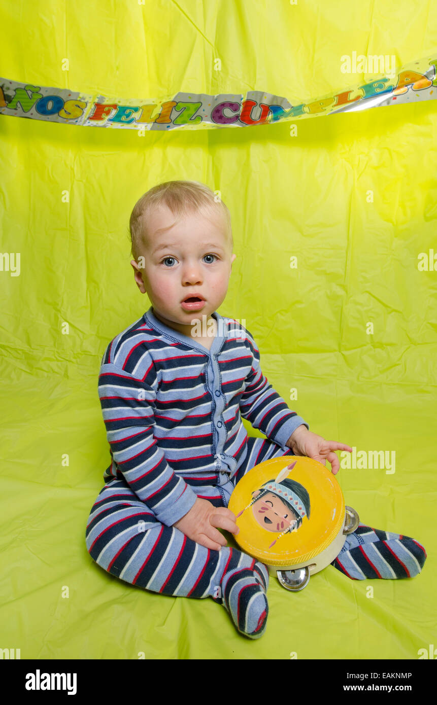 Einen kleinen Jungen (12 Monate alt) mit einem Tamburin. Stockfoto