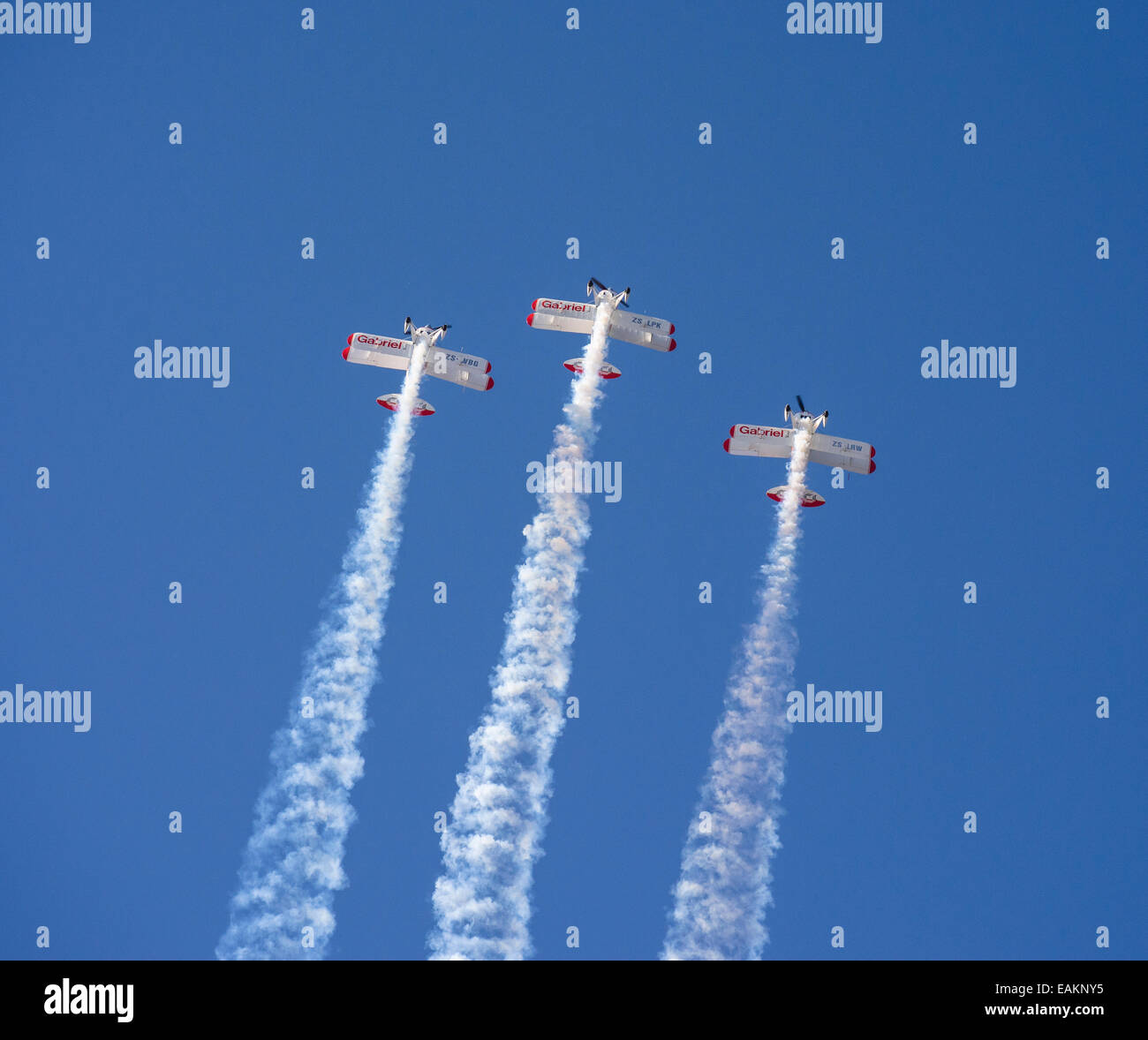 Drei Flugzeuge fliegen vertikal nach oben während einer Demonstration auf der Lowveld Air Show Stockfoto