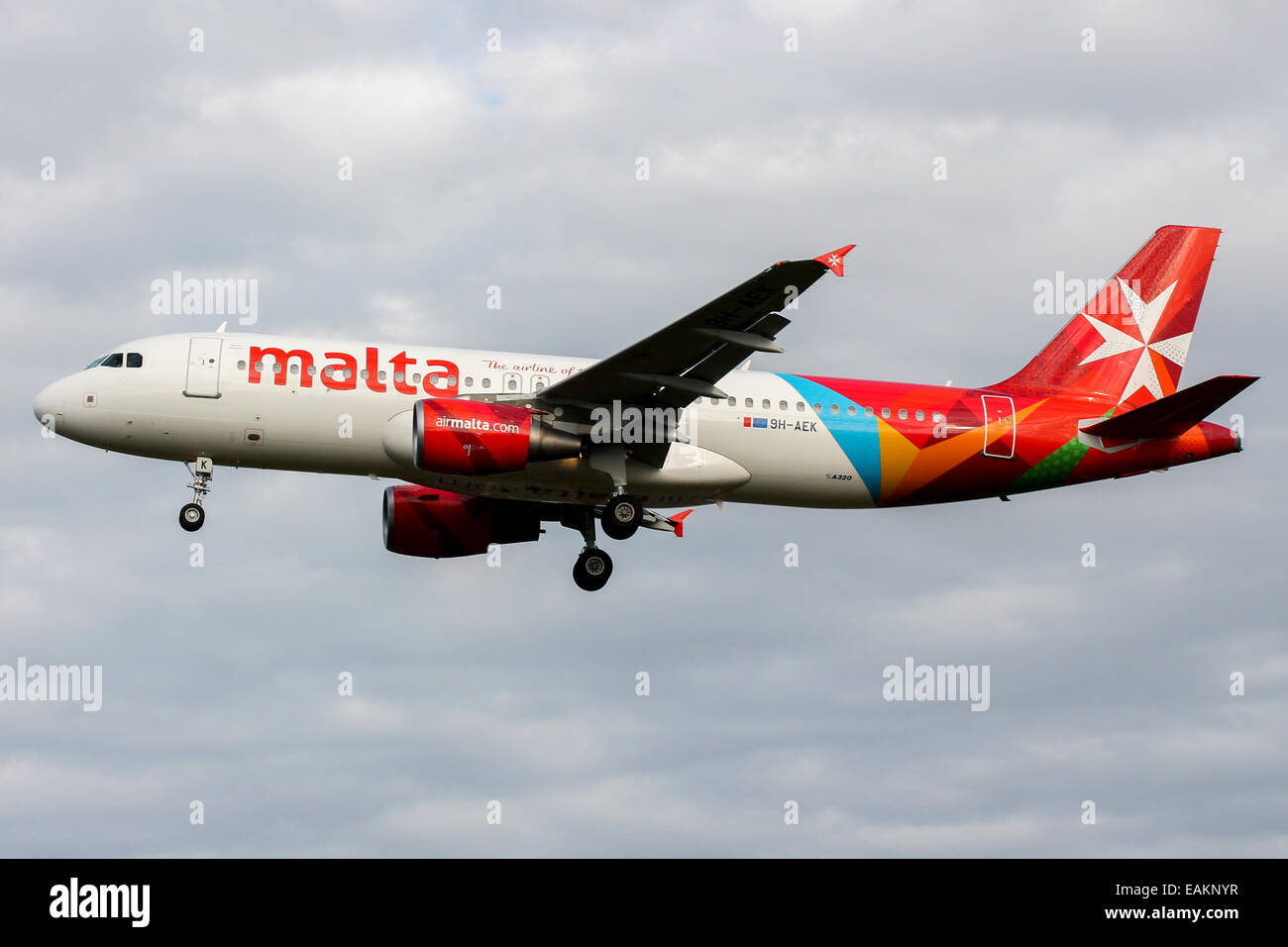 Air Malta Airbus A320 nähert sich Start-und Landebahn 27L am Flughafen London Heathrow. Stockfoto
