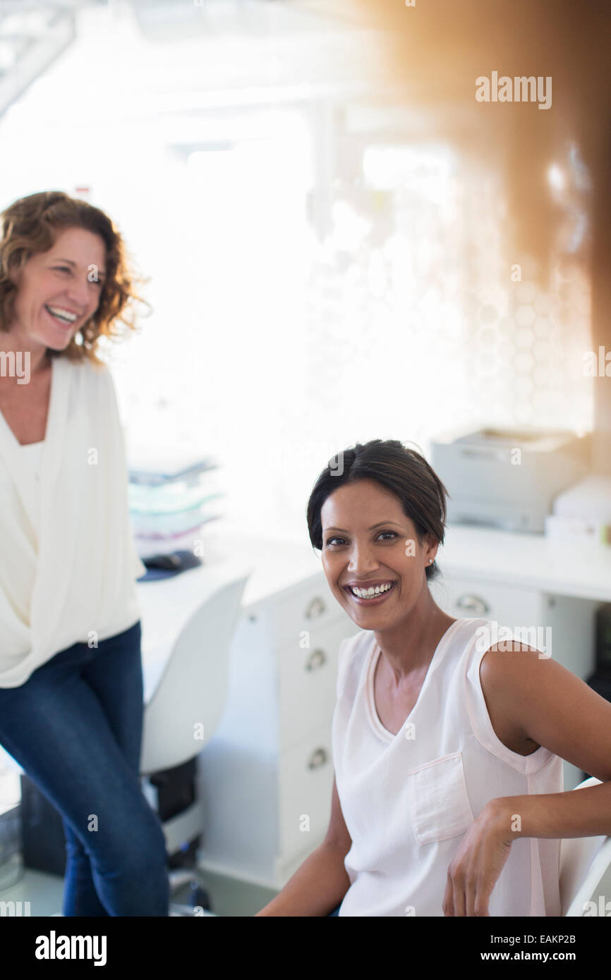 Porträt von zwei lächelnde Frauen im Büro Stockfoto