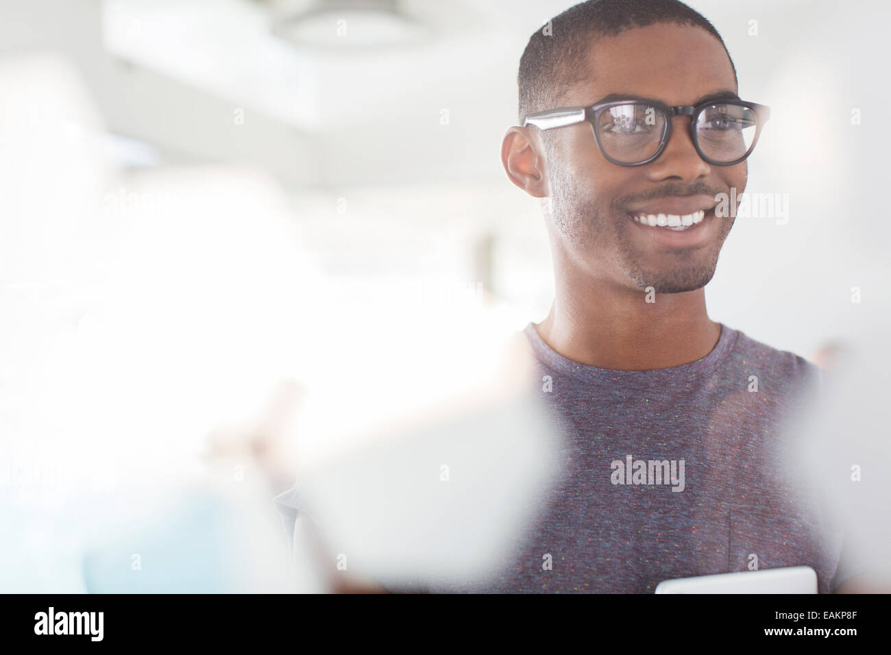 Porträt von lächelnden Jungunternehmer tragen Brillen im Büro Stockfoto