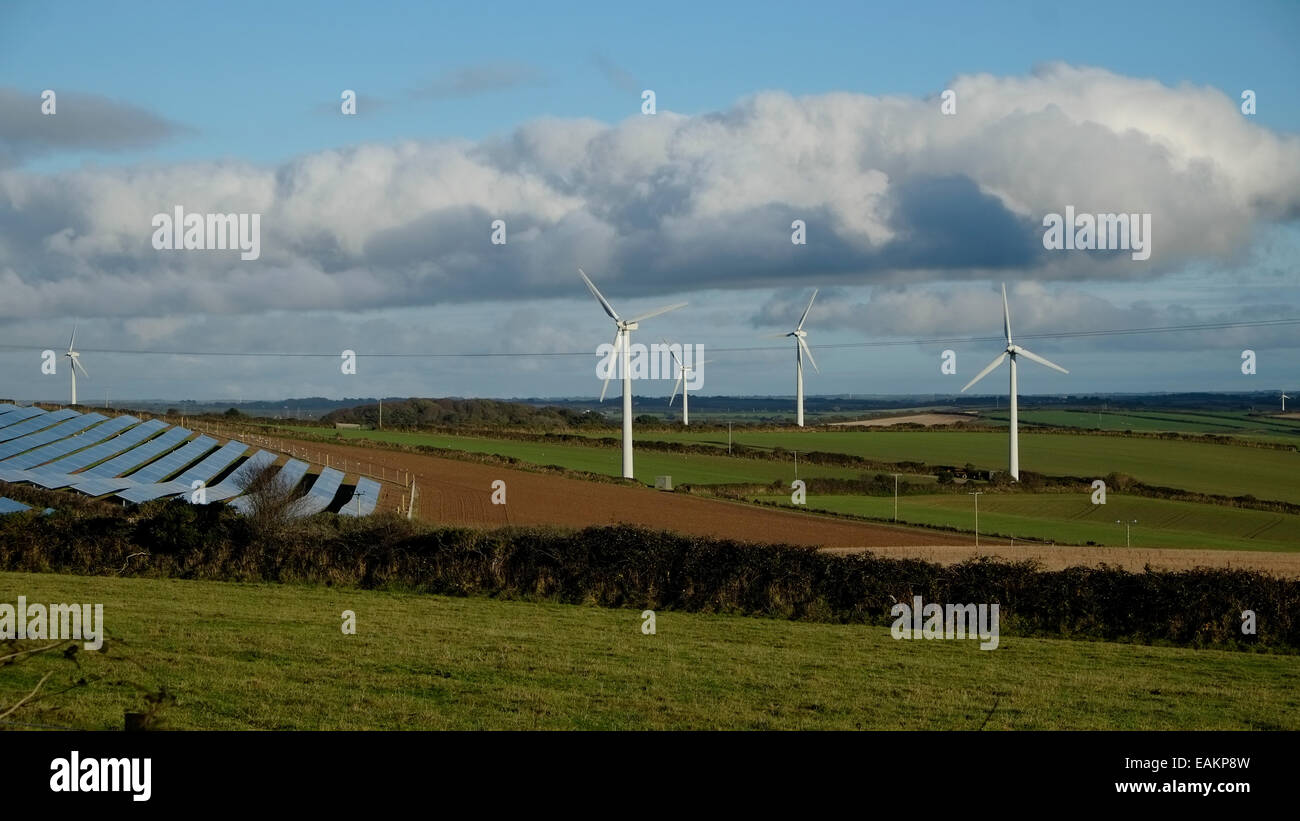 Truro UK 24.10.2014: Eco freundliche Power in den Hügeln in der Nähe von Truro. Windmühlen und Solarzellen. Bild von Julie Edwards Stockfoto