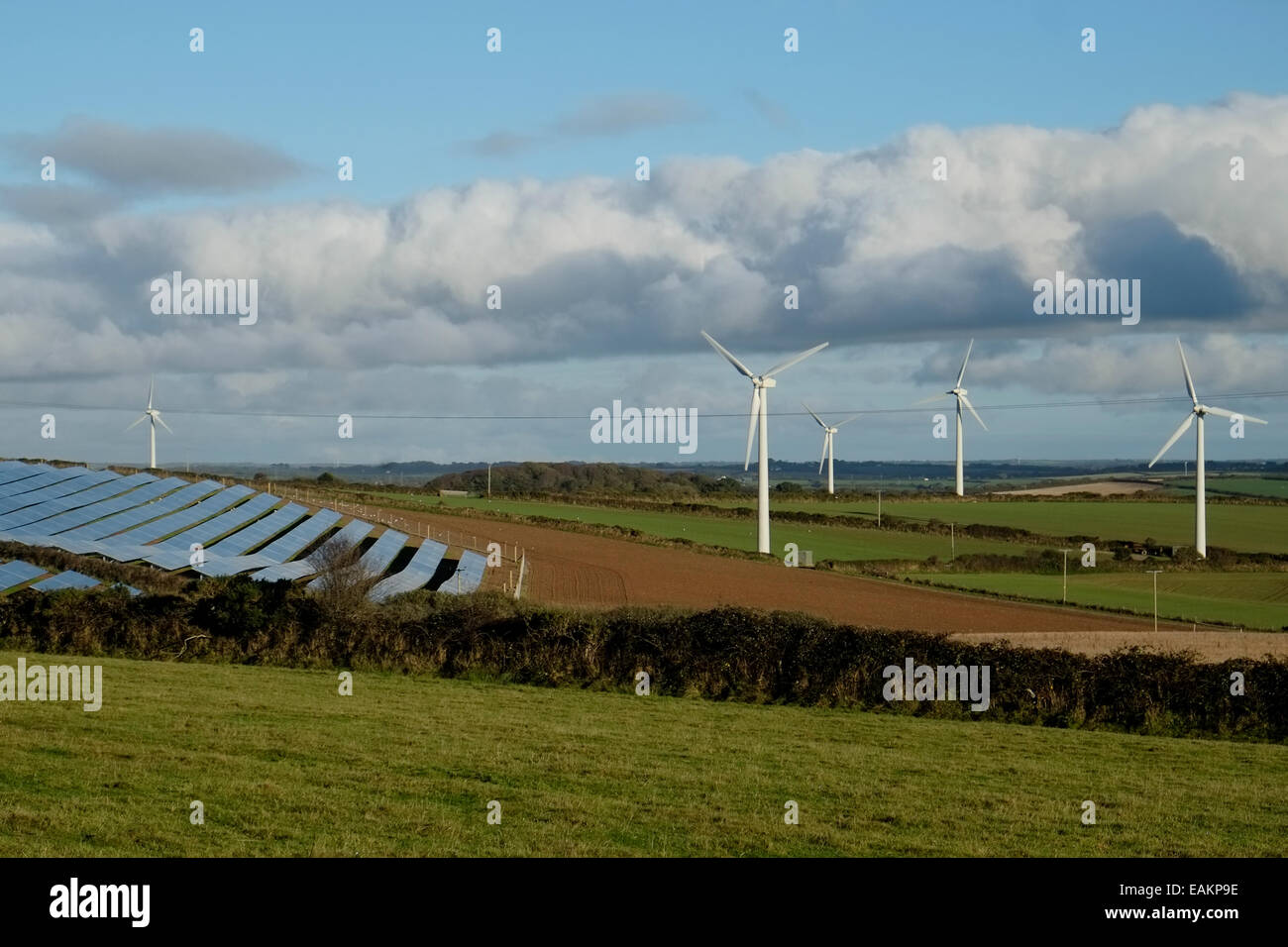 Truro UK 24.10.2014: Eco freundliche Power in den Hügeln in der Nähe von Truro. Windmühlen und Solarzellen. Bild von Julie Edwards Stockfoto