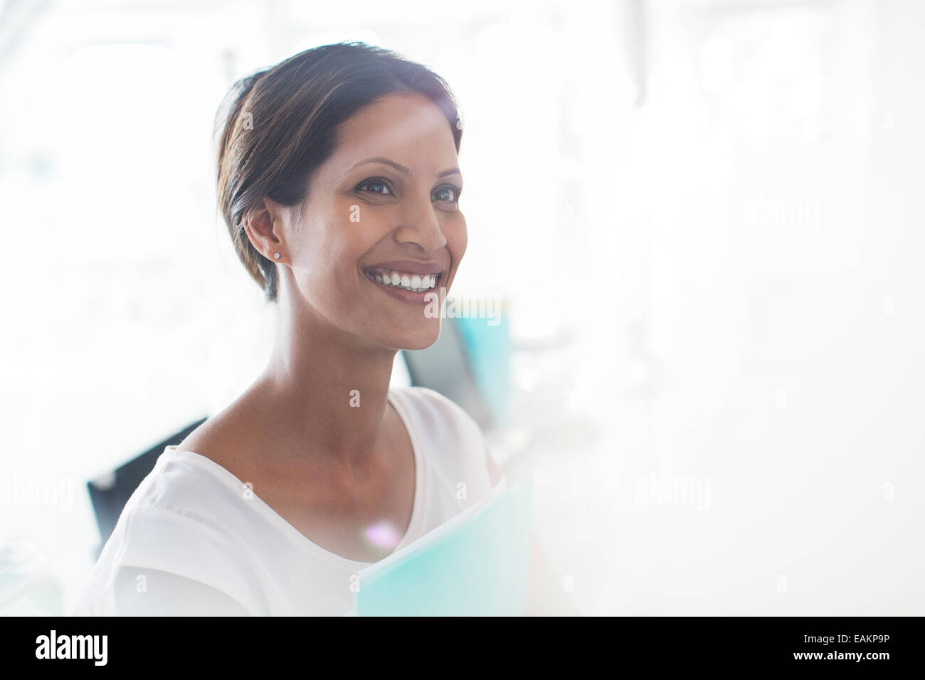 Porträt von lächelnden Frau Holding Dokumente in office Stockfoto