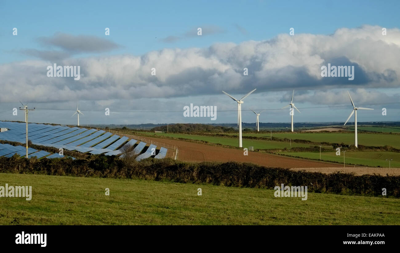 Truro UK 24.10.2014: Eco freundliche Power in den Hügeln in der Nähe von Truro. Windmühlen und Solarzellen. Bild von Julie Edwards Stockfoto