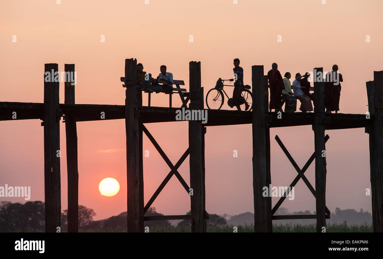 Sonnenuntergang. Kreuzung U Bein Brücke Teakholz über Taungthaman-See, in der Nähe von Mandalay, Myanmar, Burma, Myanmar Stockfoto
