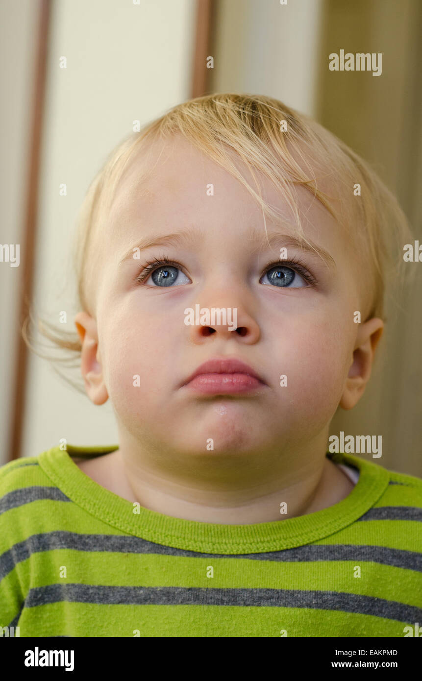 Eine nachdenkliche aussehende blond und blauäugig Baby Boy (ca. 18 Monate alt). Stockfoto