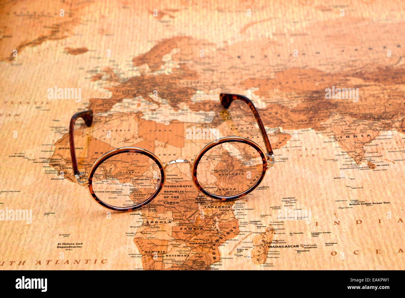 Gläser auf einer Karte von einer Welt - Afrika Stockfoto