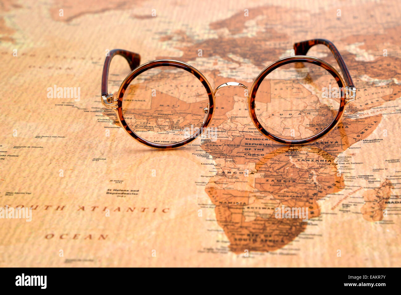 Gläser auf einer Karte von einer Welt - Afrika Stockfoto
