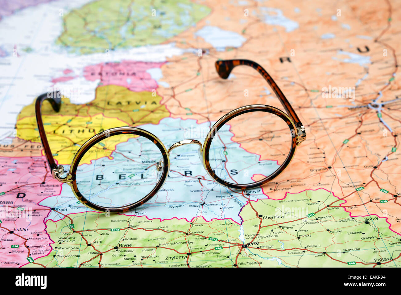 Gläser auf einer Karte von Europa - Weißrussland Stockfoto