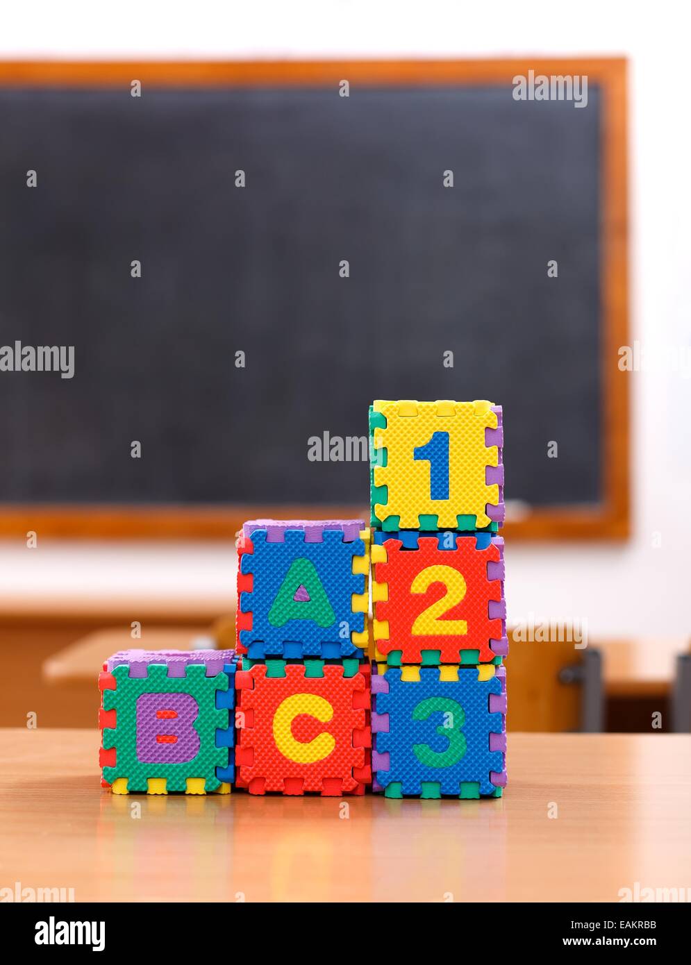 Buchstabe und Zahl Puzzle Spielzeug auf Tisch im leeren Klassenzimmer  Stockfotografie - Alamy