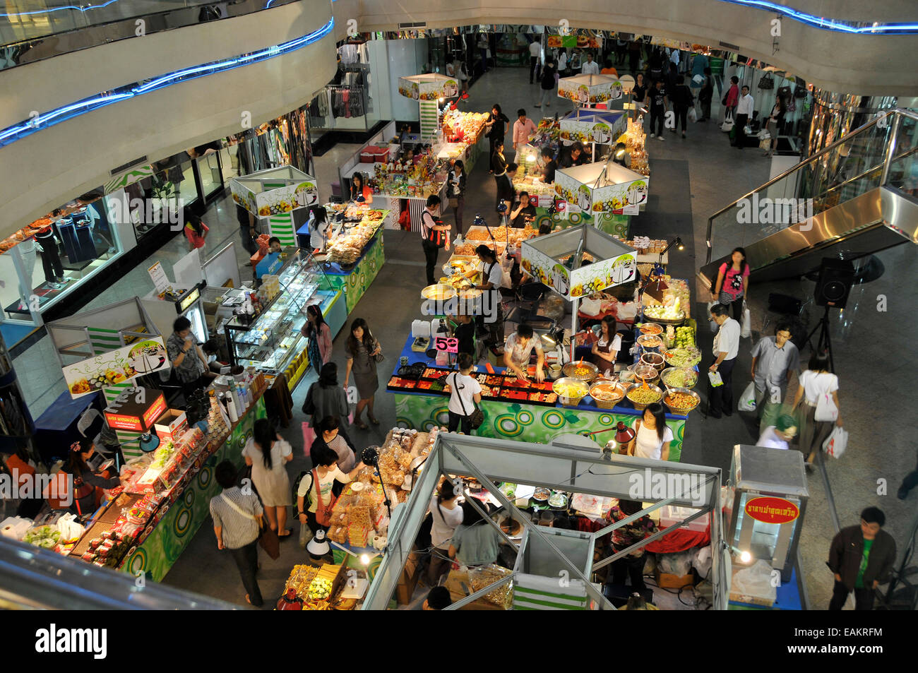 Menschen in der Nahrung zu speichern, mit Asien Tappas im Markt einkaufen Stockfoto